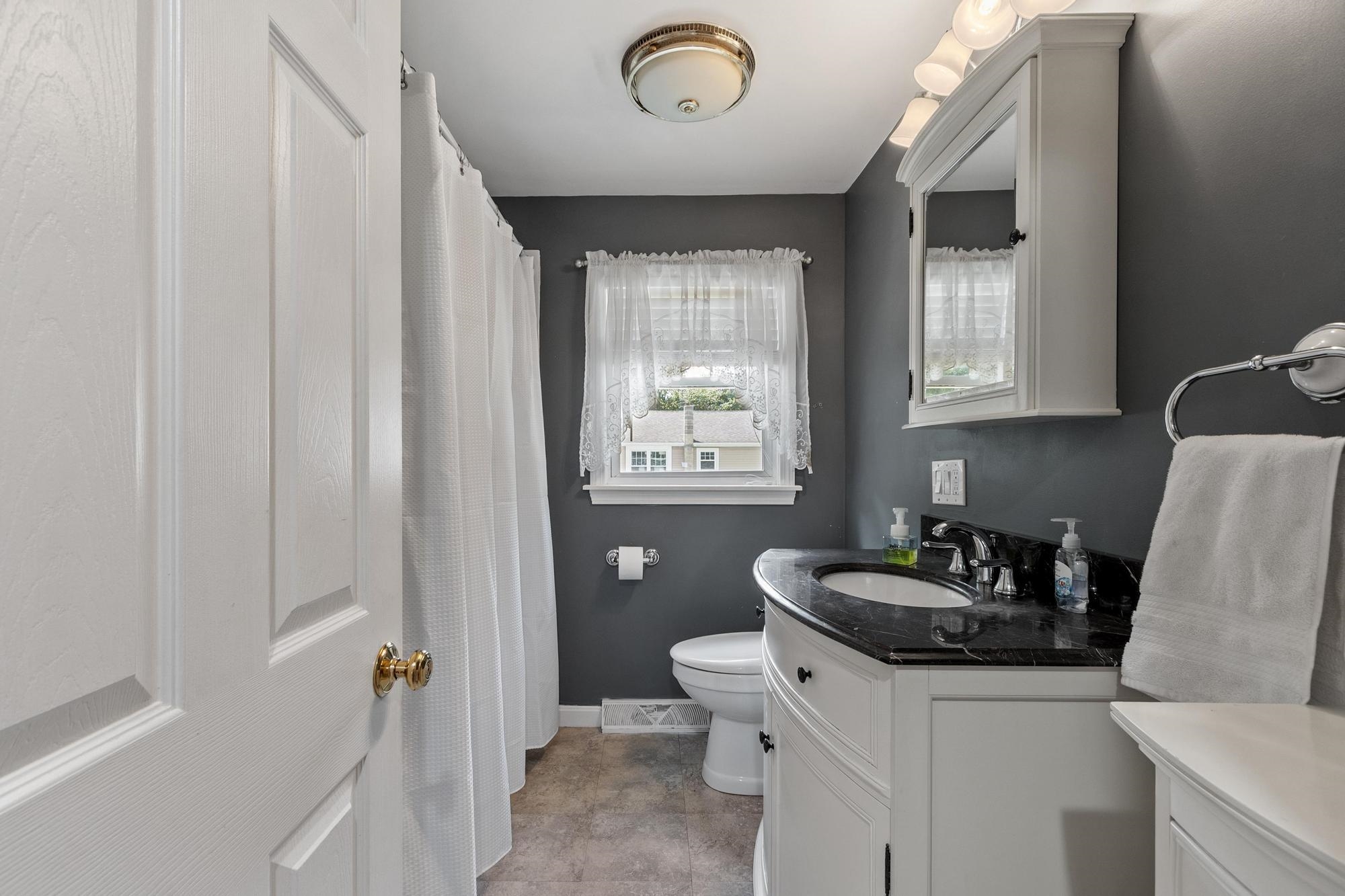13 Asbury St, Salem, NH 03079