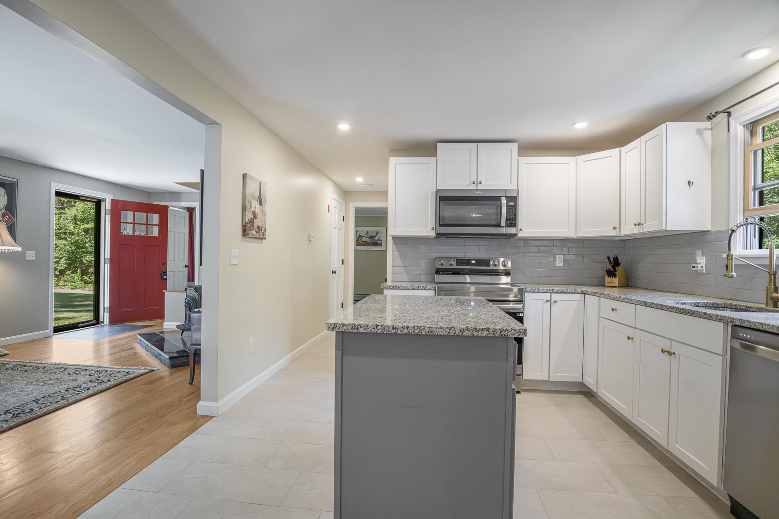 11 Ridgewood Dr, Kingston, NH 03848