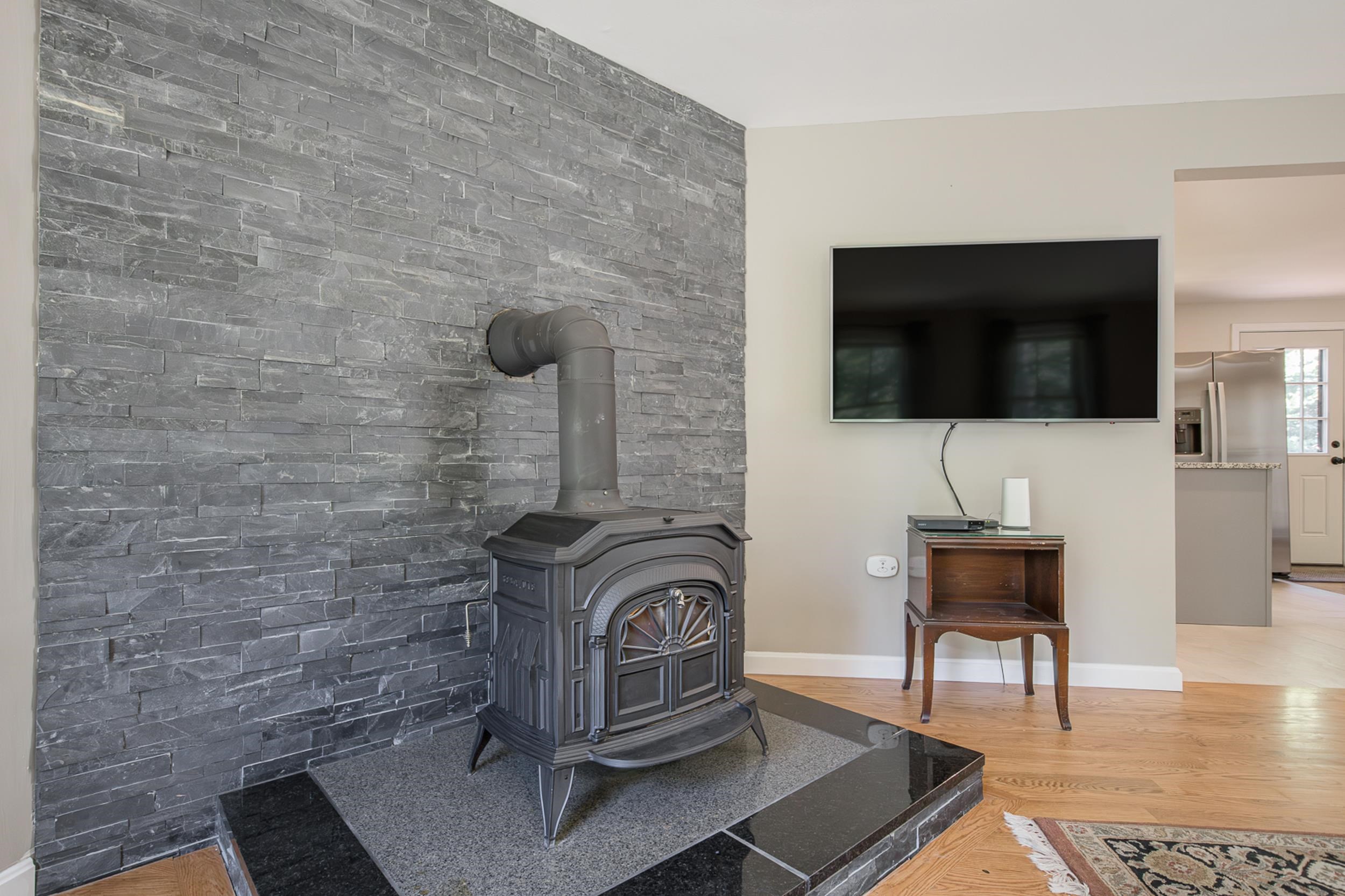 11 Ridgewood Dr, Kingston, NH 03848