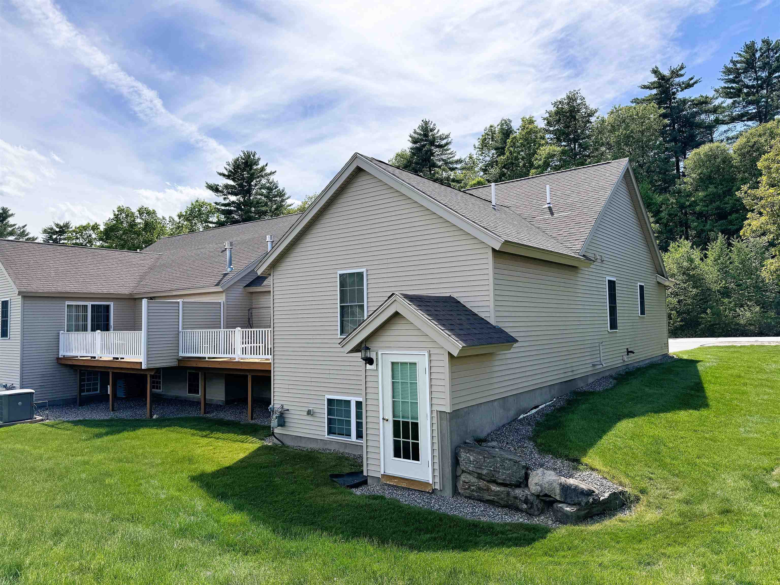 136 Hall Rd, Fremont, NH 03044