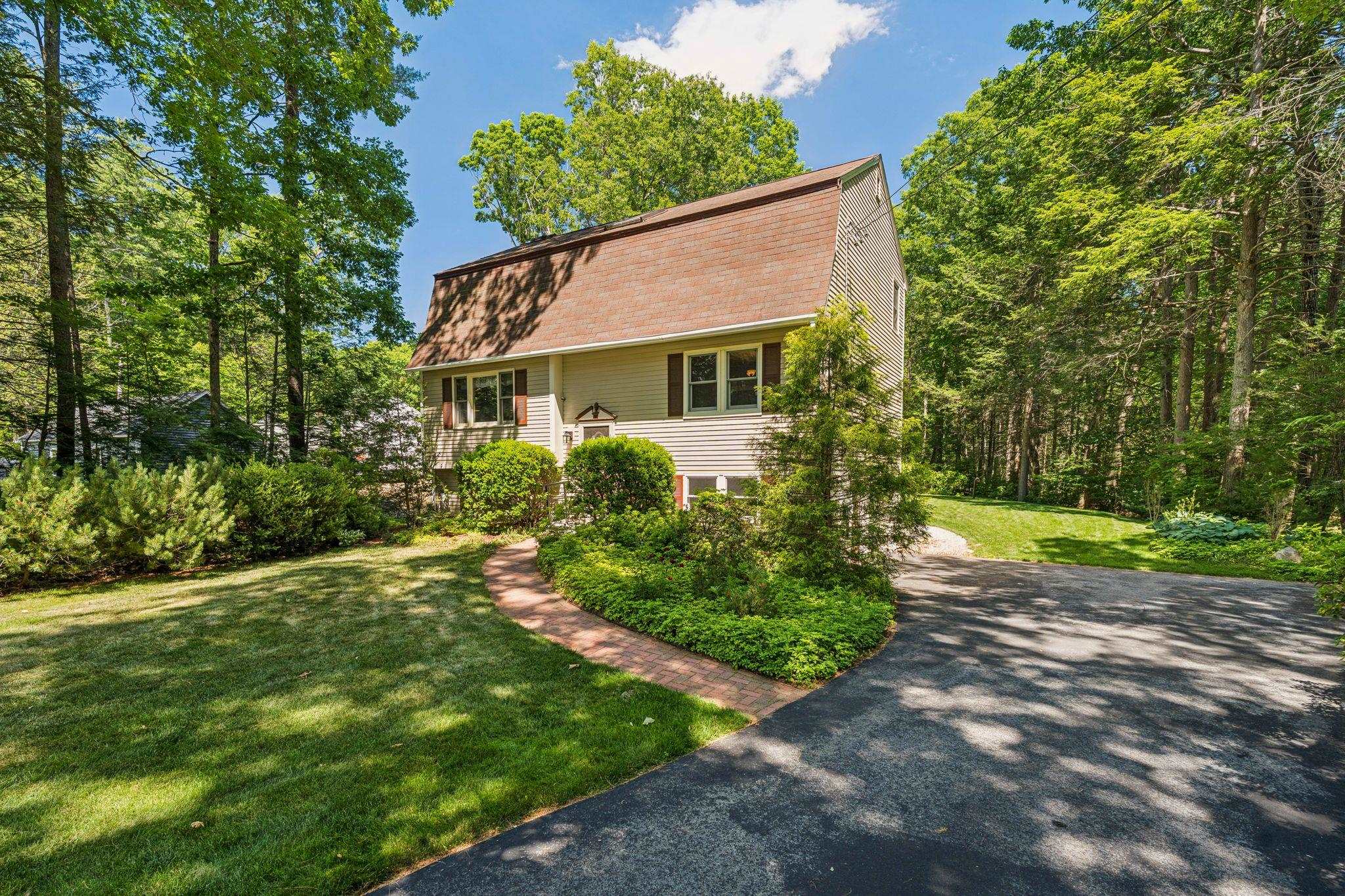 29 Wild Pasture Rd, Kensington, NH 03833