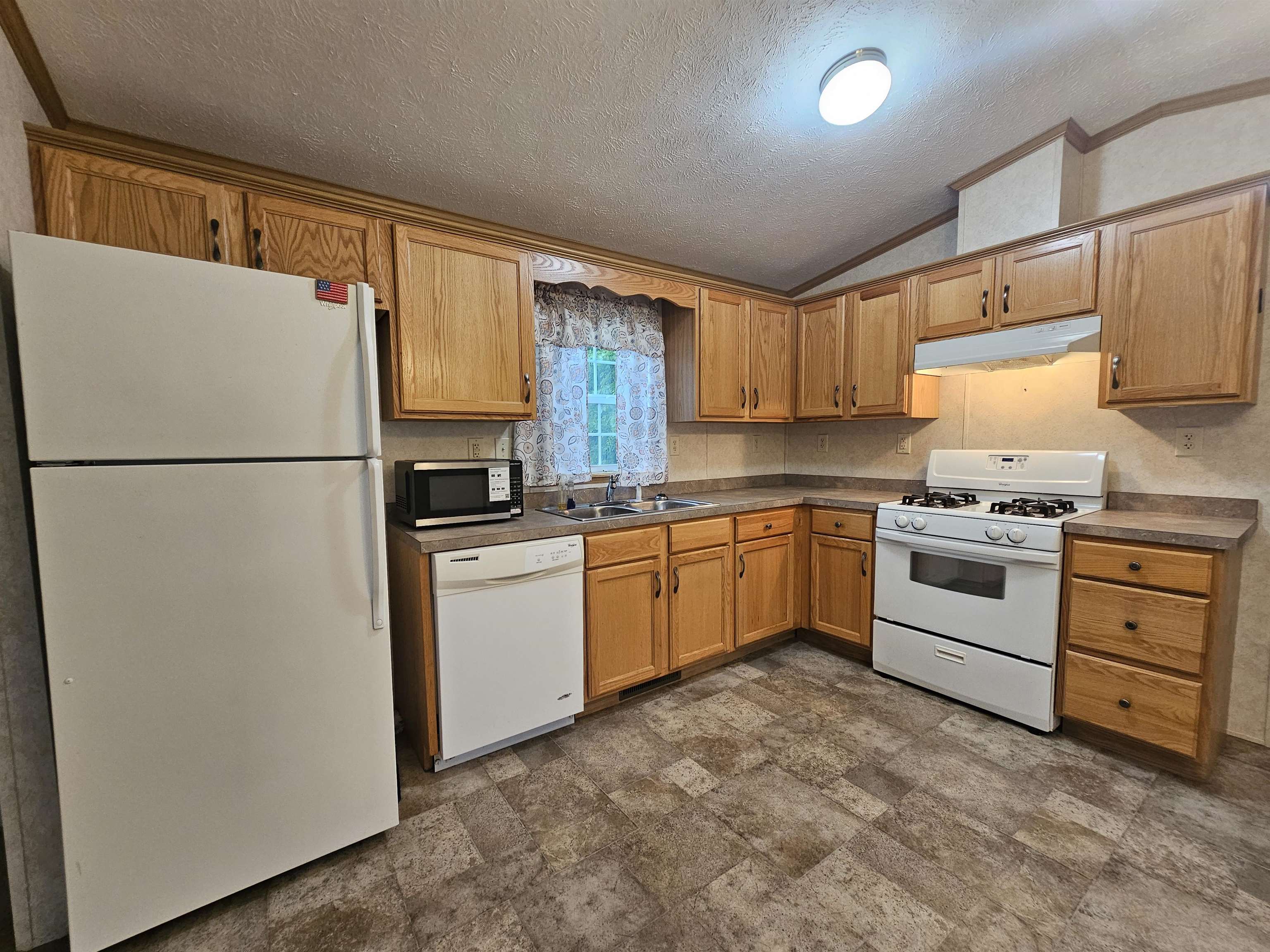 9 Chancellor Dr, Concord, NH 03303
