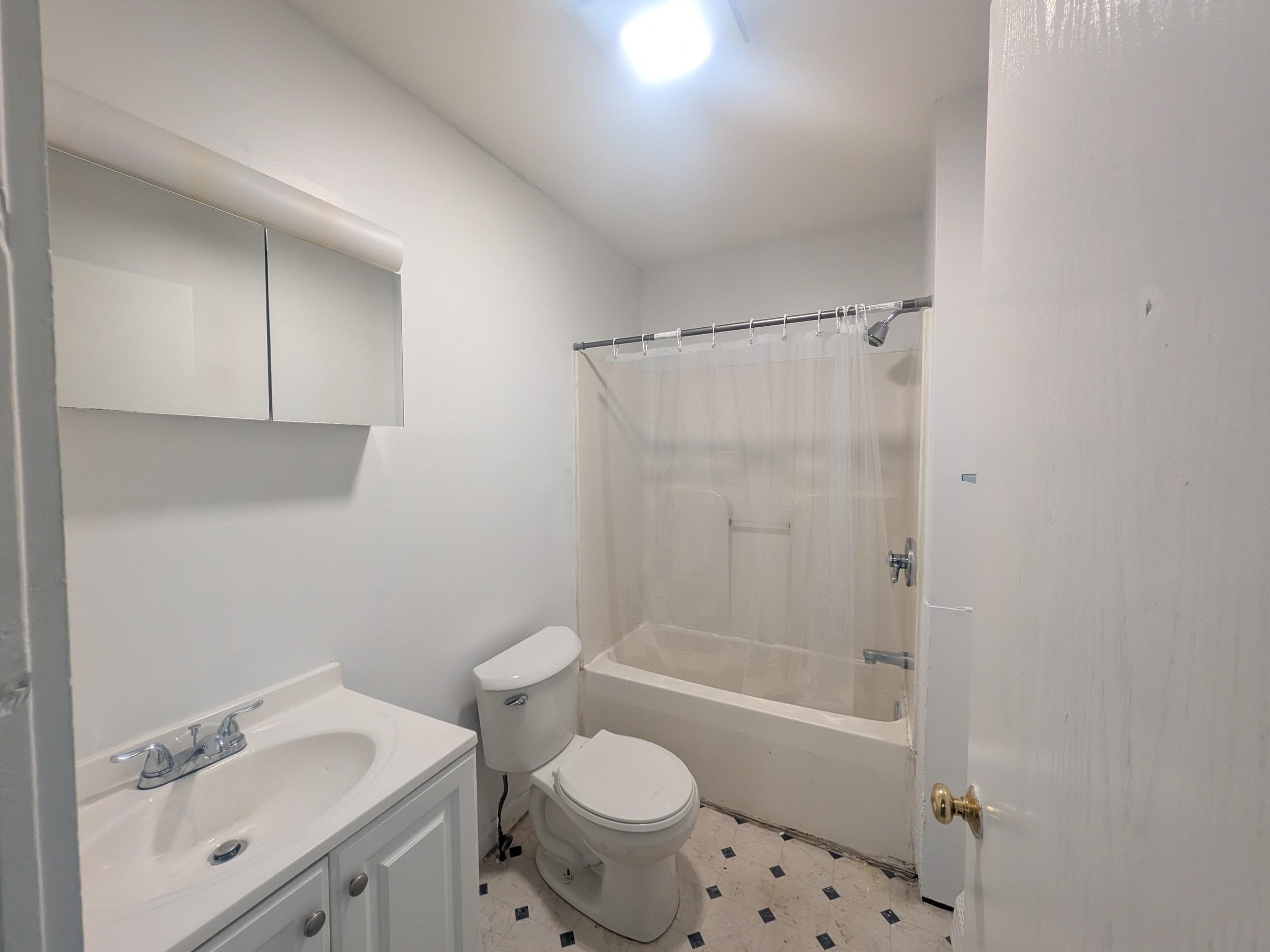 Full Bathroom 25582059