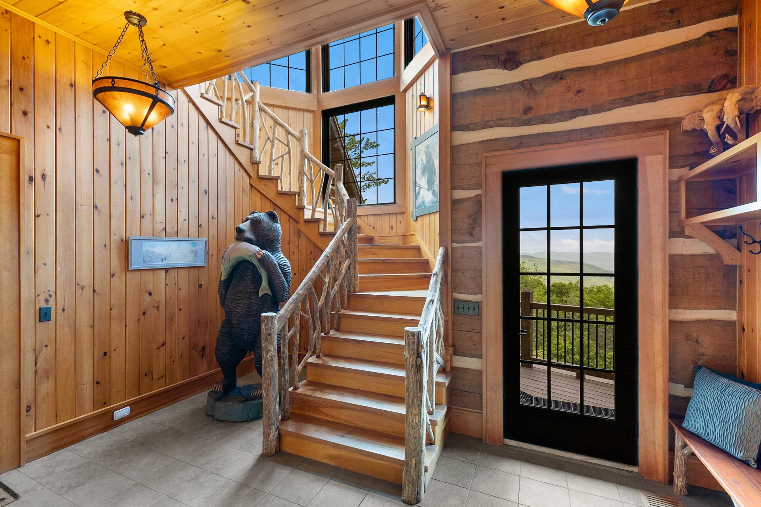 Access to top floor 25547189
