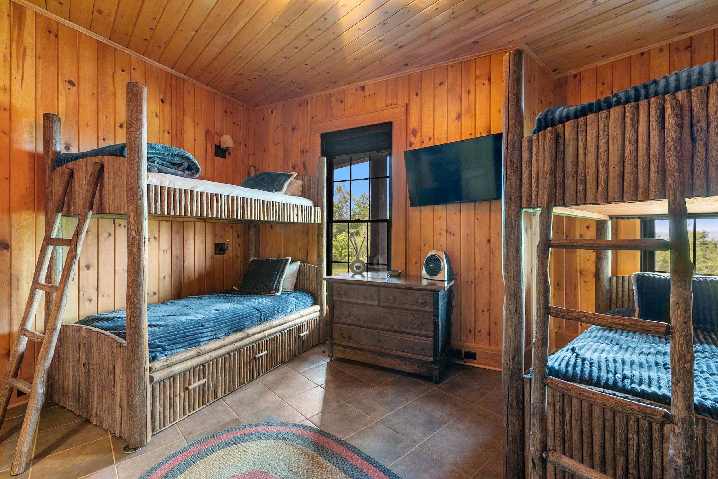 Bunkroom 25547198
