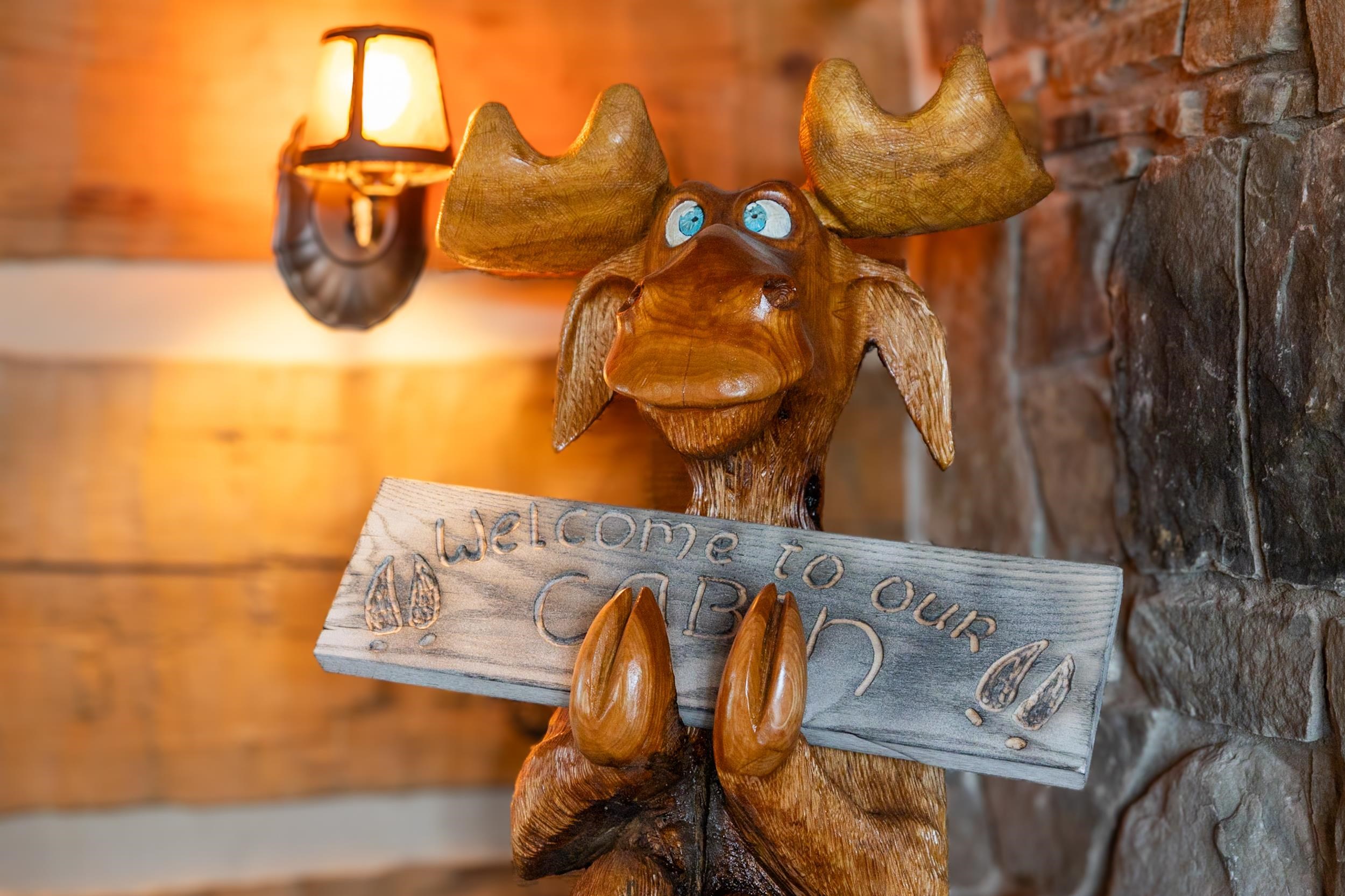 Welcoming wooden moose 25547165
