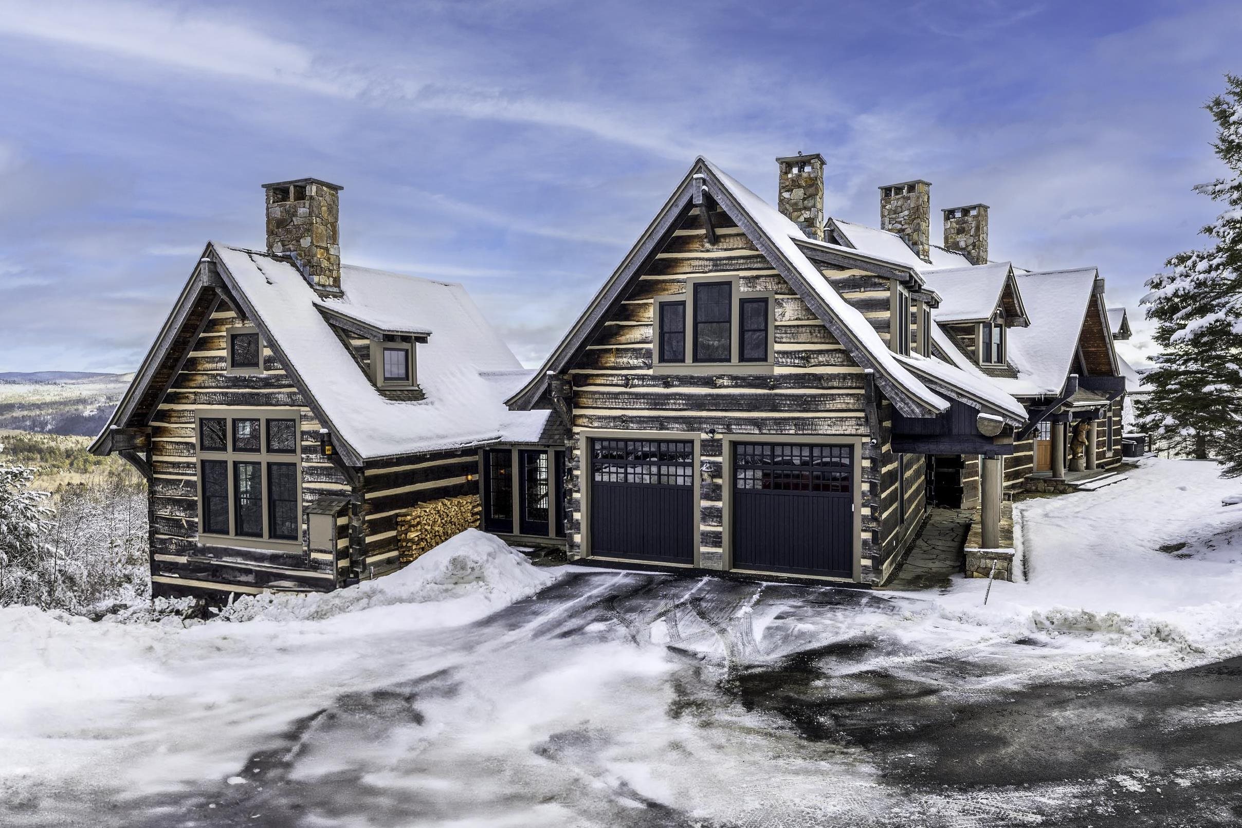 Attached 2 car garage 25547162