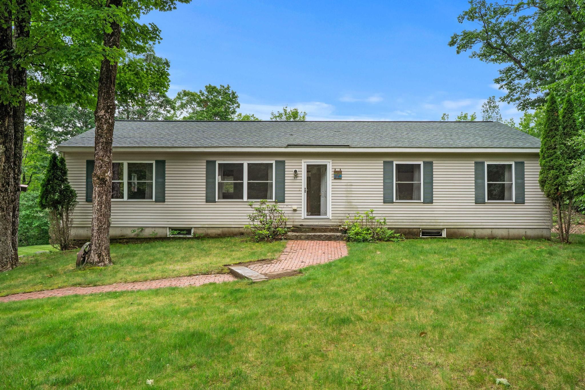 51 Rockland Rd, Weare, NH 03281