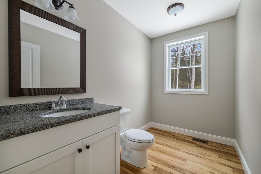 55 Mills Shore Dr, Hampstead, NH 03841