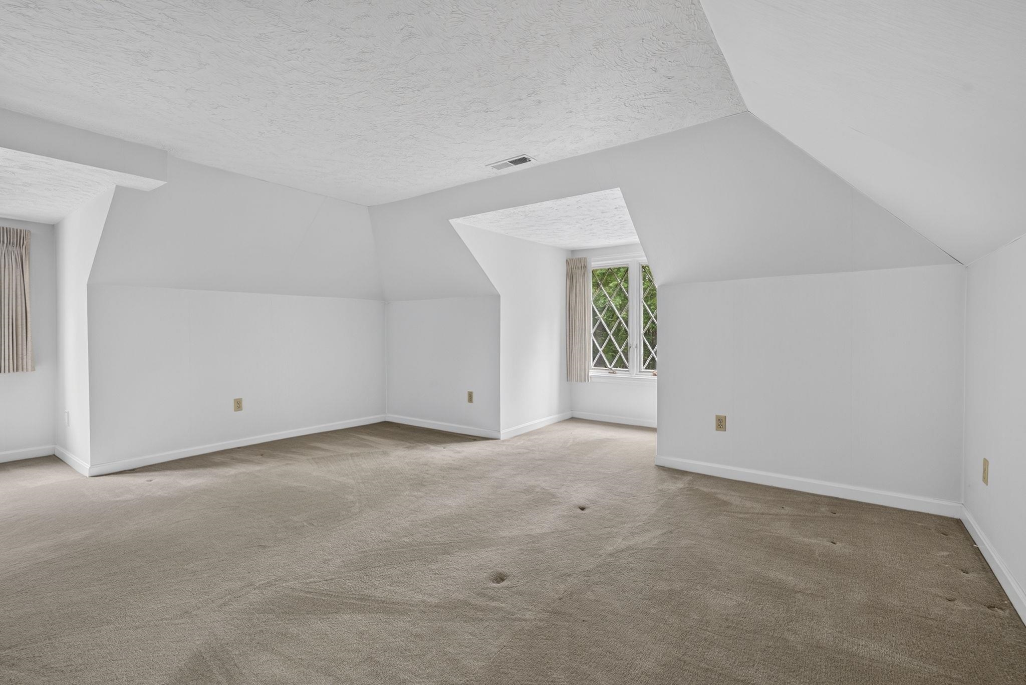 28 Buttonwood Rd, Bedford, NH 03110