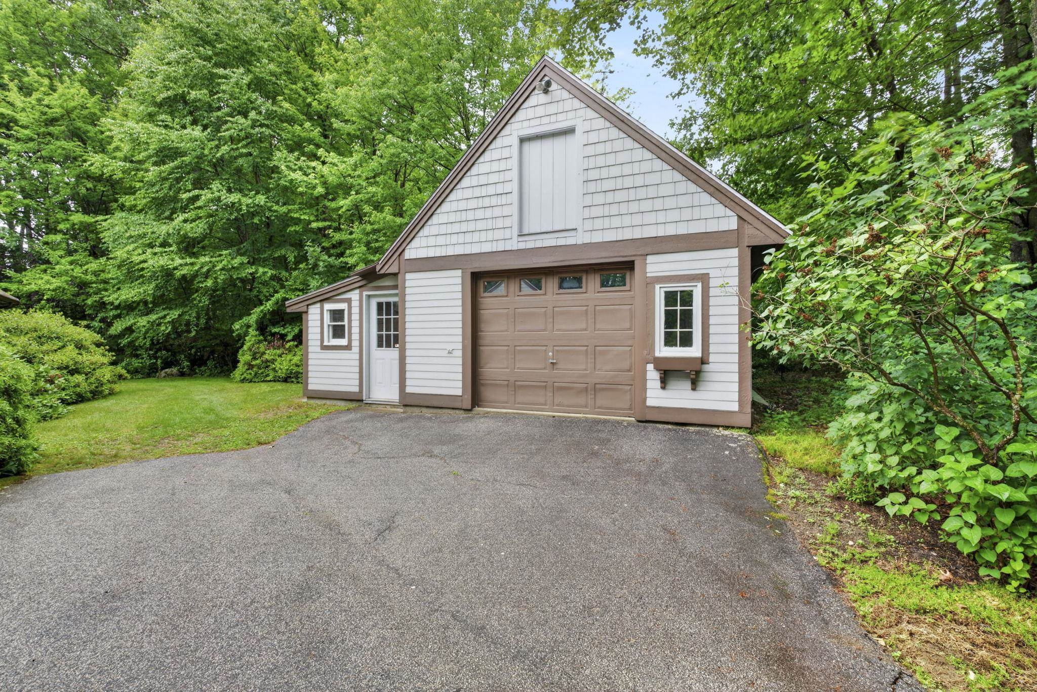 28 Buttonwood Rd, Bedford, NH 03110