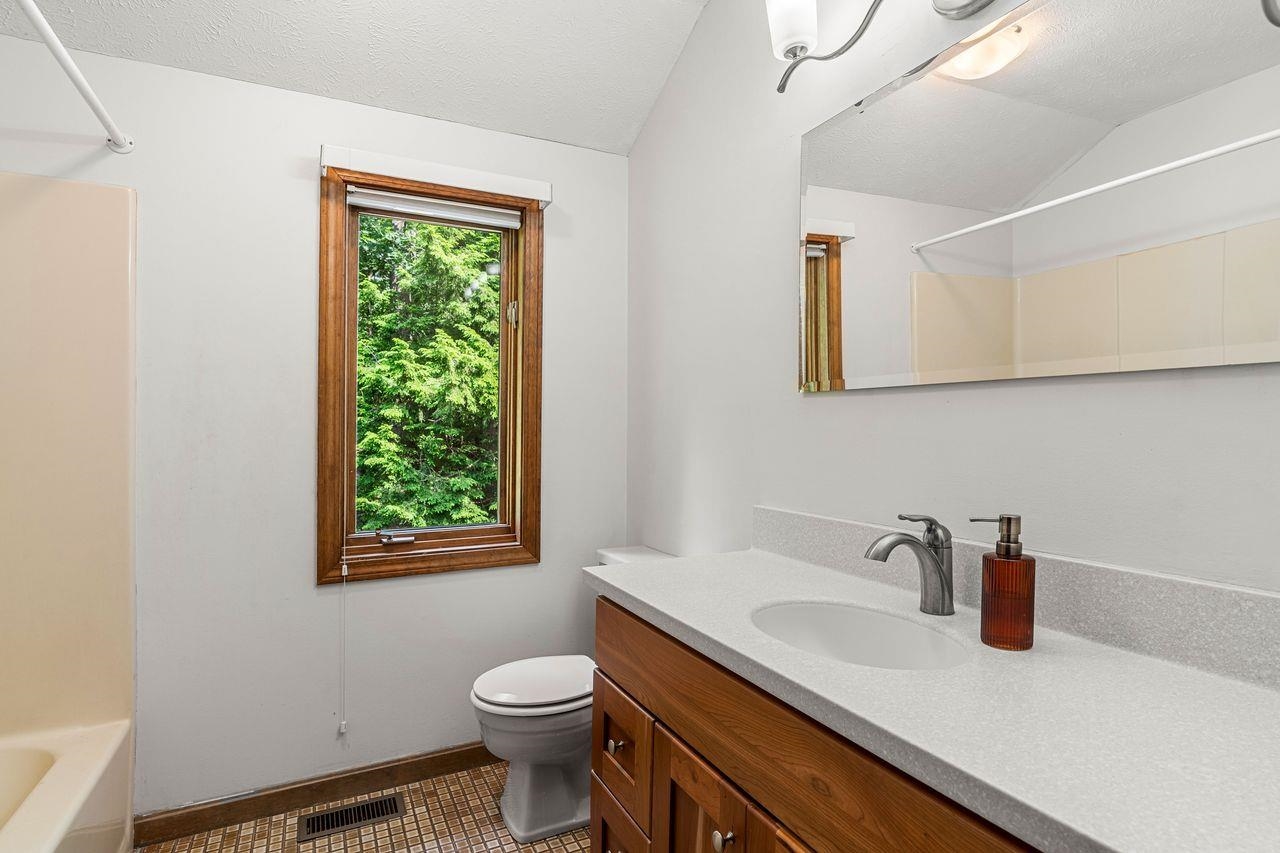 9 Pavillion Rd, Amherst, NH 03031