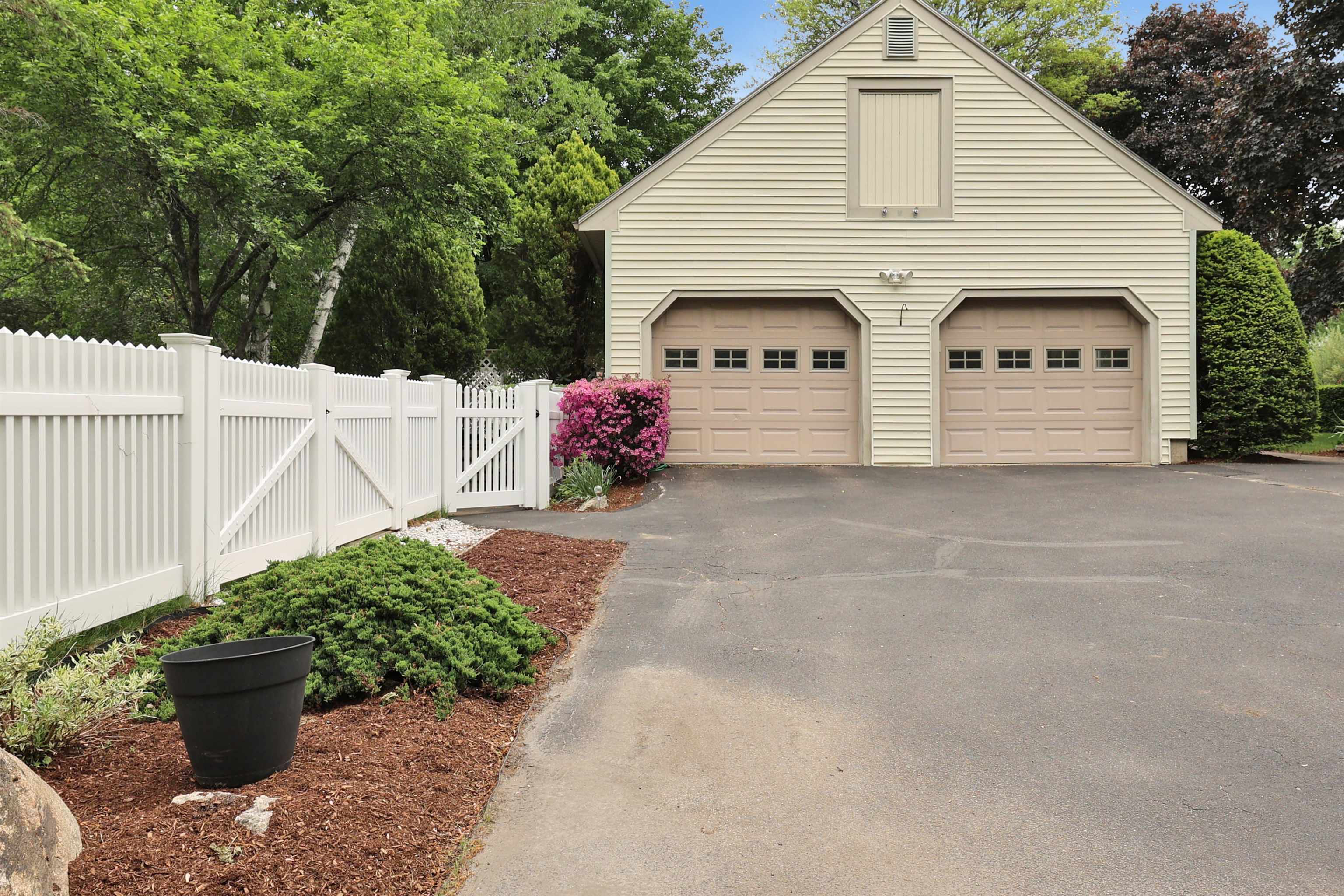 2 Queensway Cir, Nashua, NH 03062