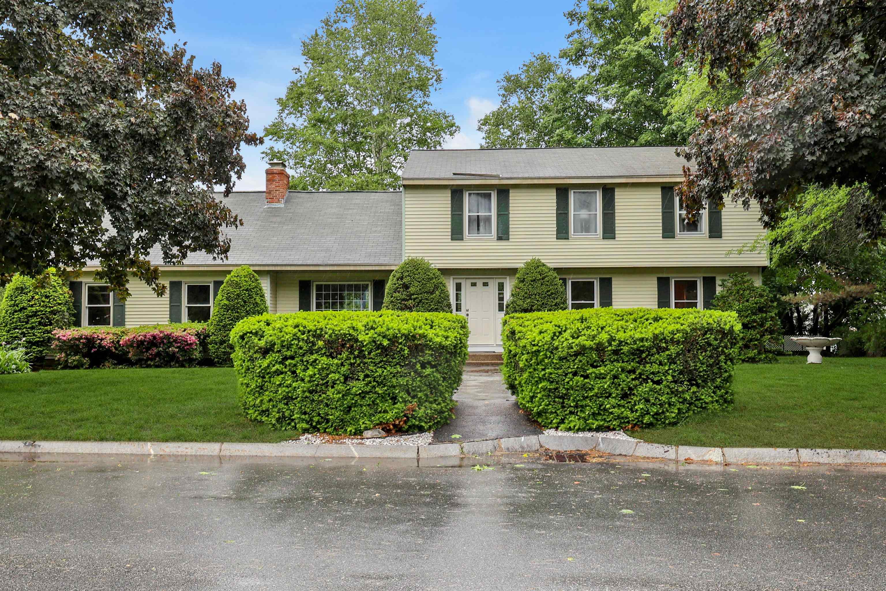 2 Queensway Cir, Nashua, NH 03062