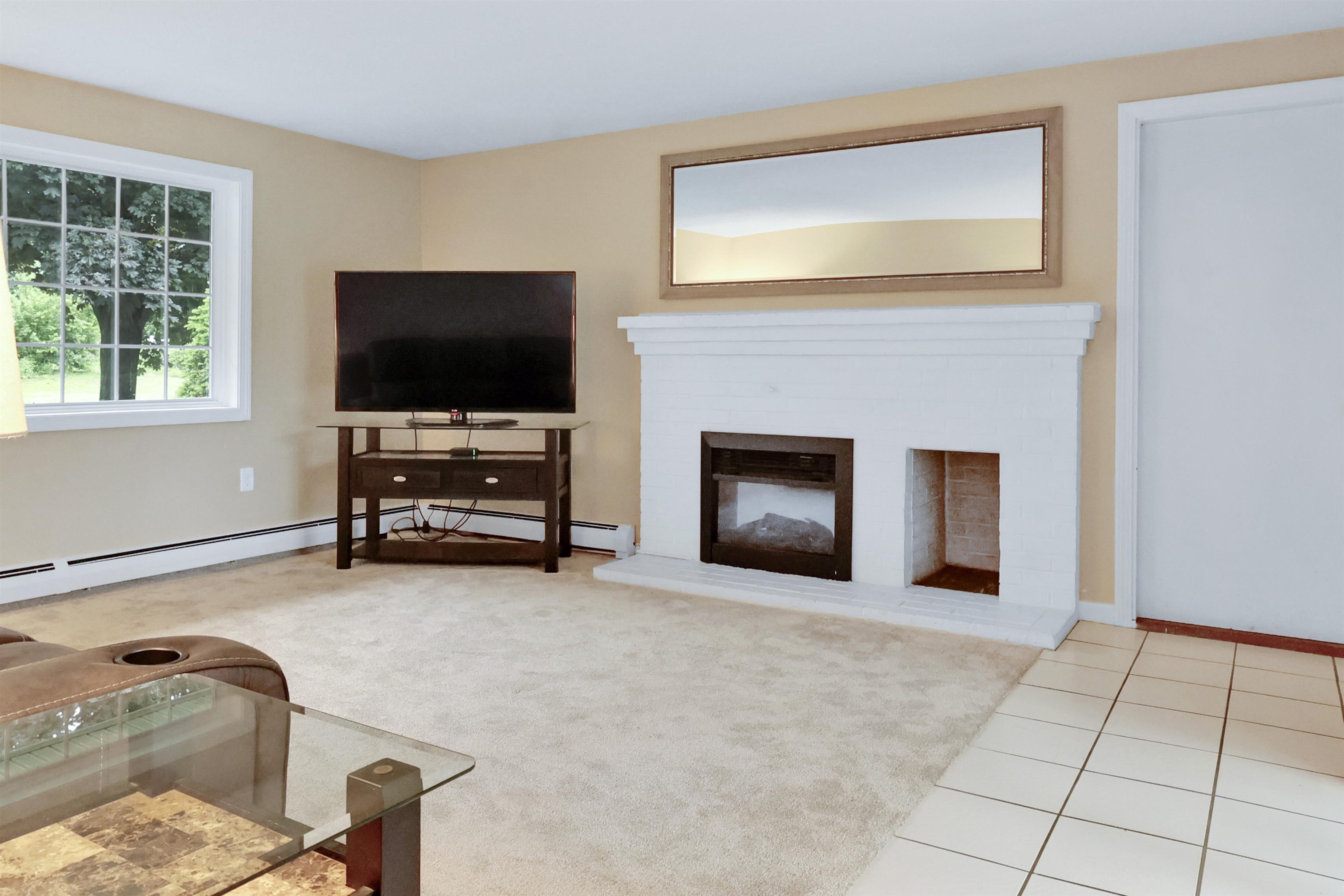 2 Queensway Cir, Nashua, NH 03062