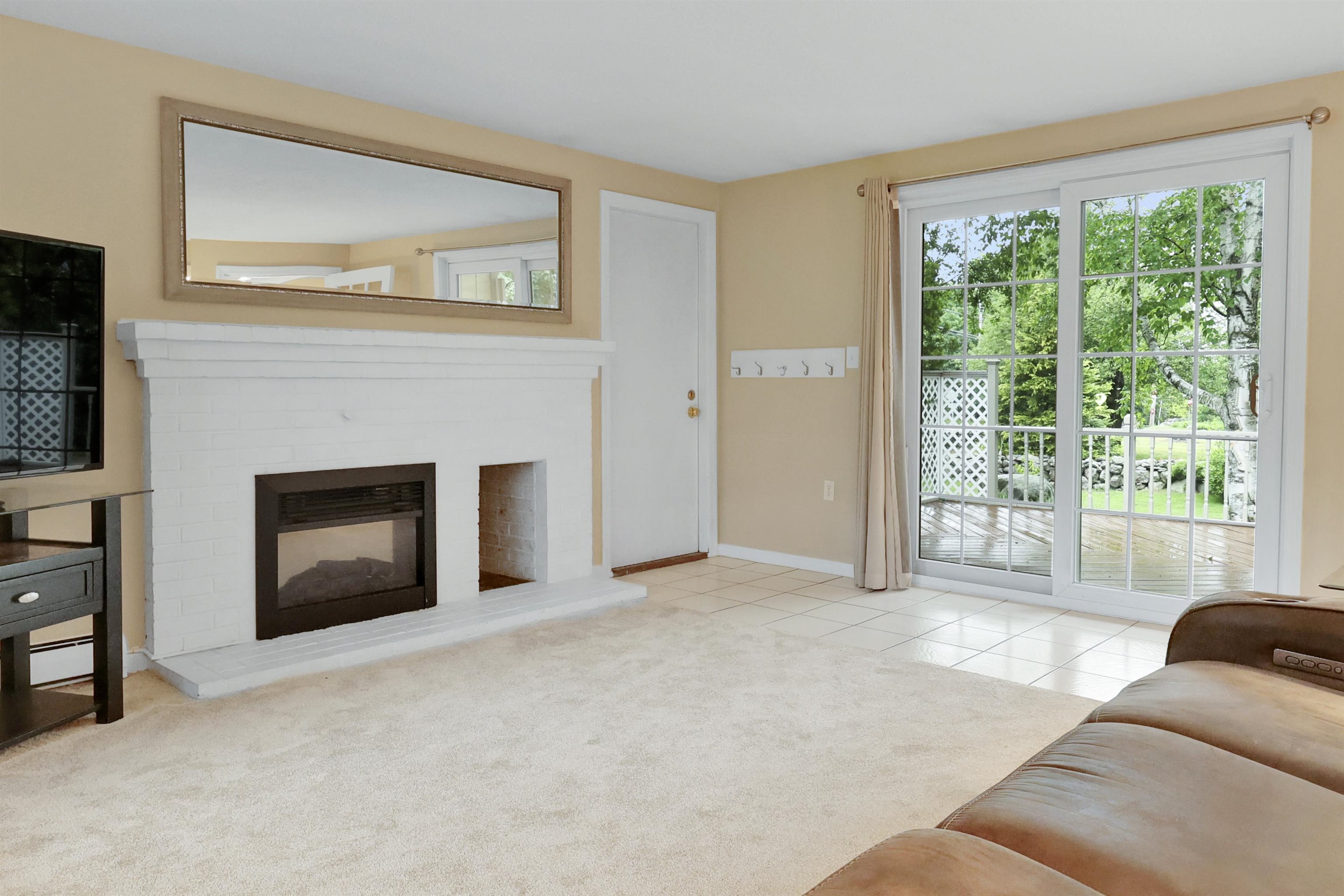 2 Queensway Cir, Nashua, NH 03062