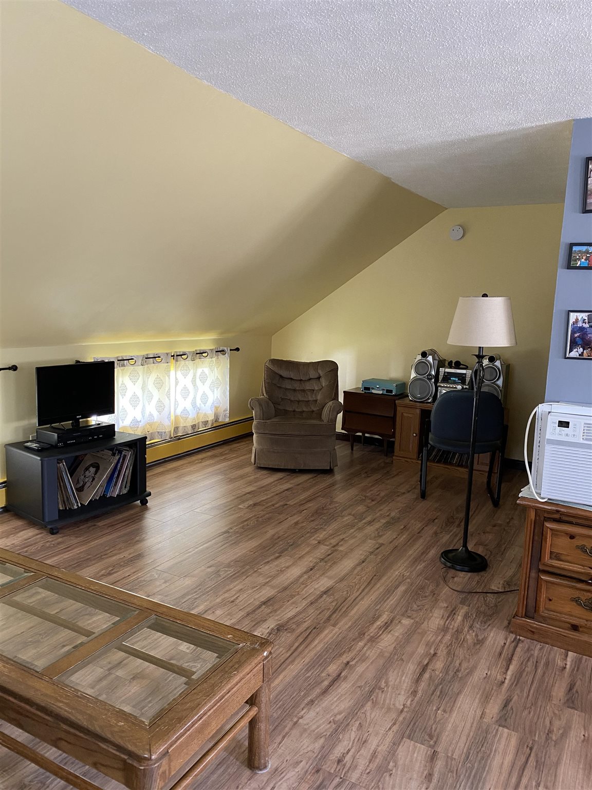 Spacious Living Room 25559897