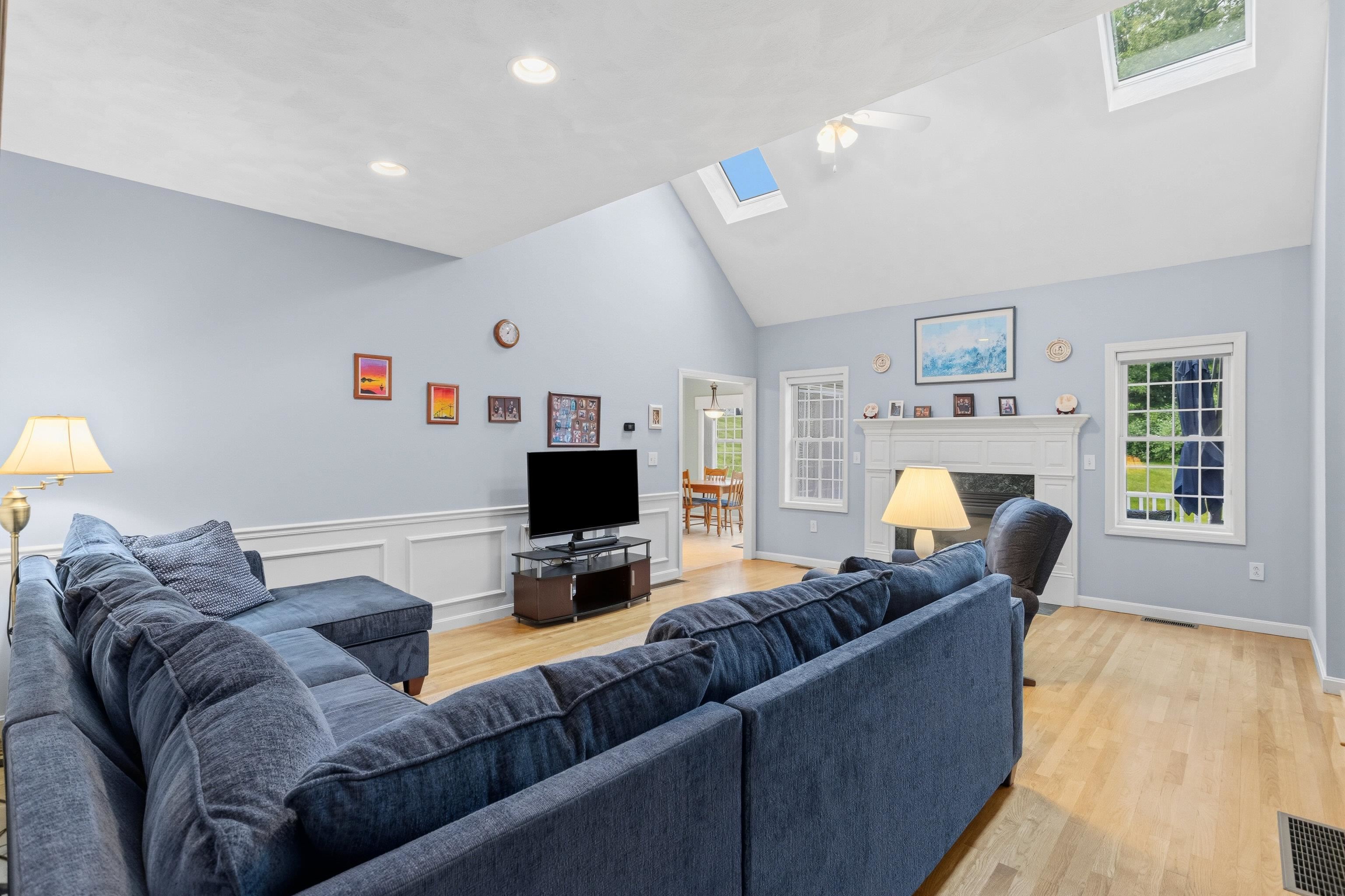 28 Saint Andrews Way, Londonderry, NH 03053