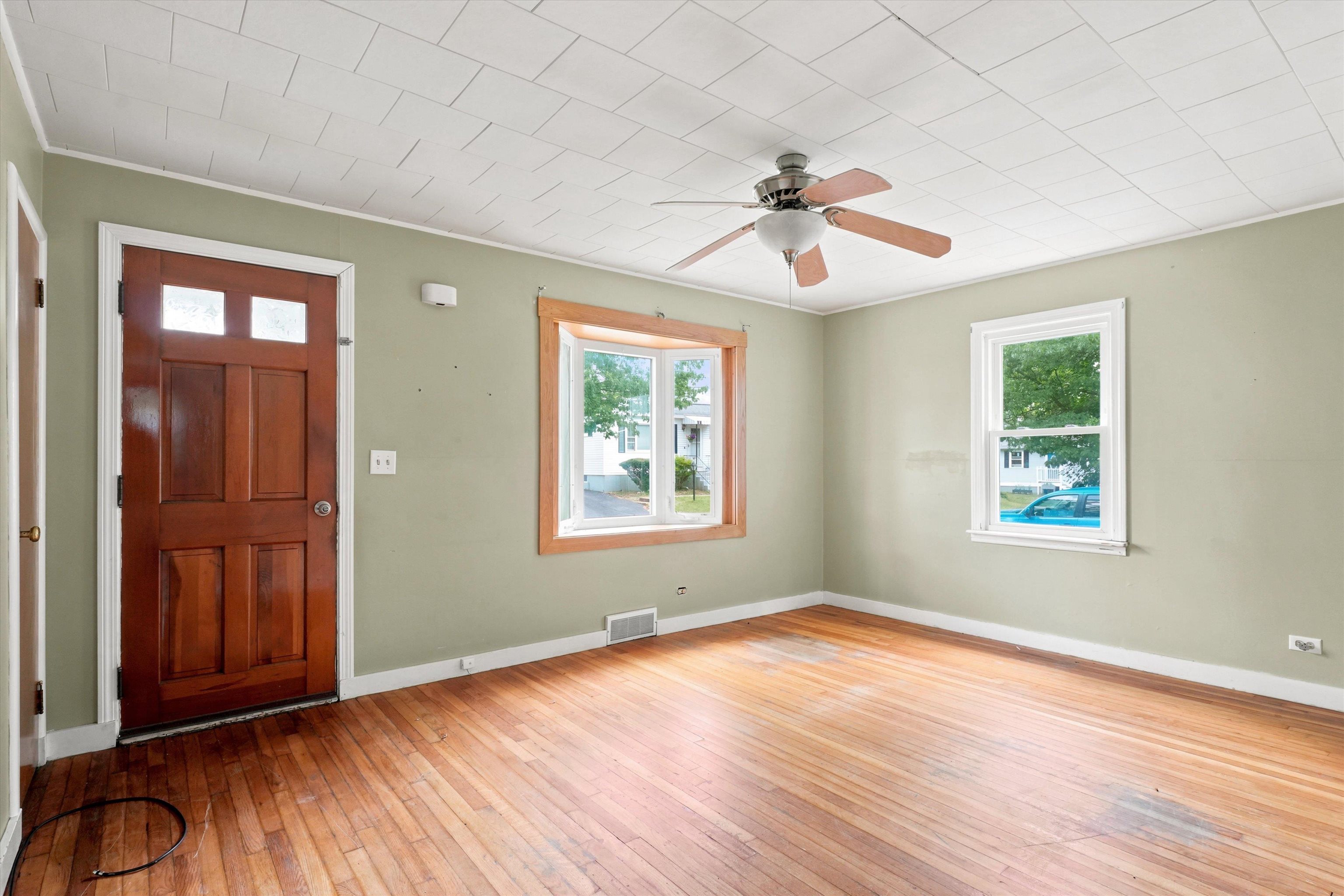 25 Kendall Ave, Manchester, NH 03103