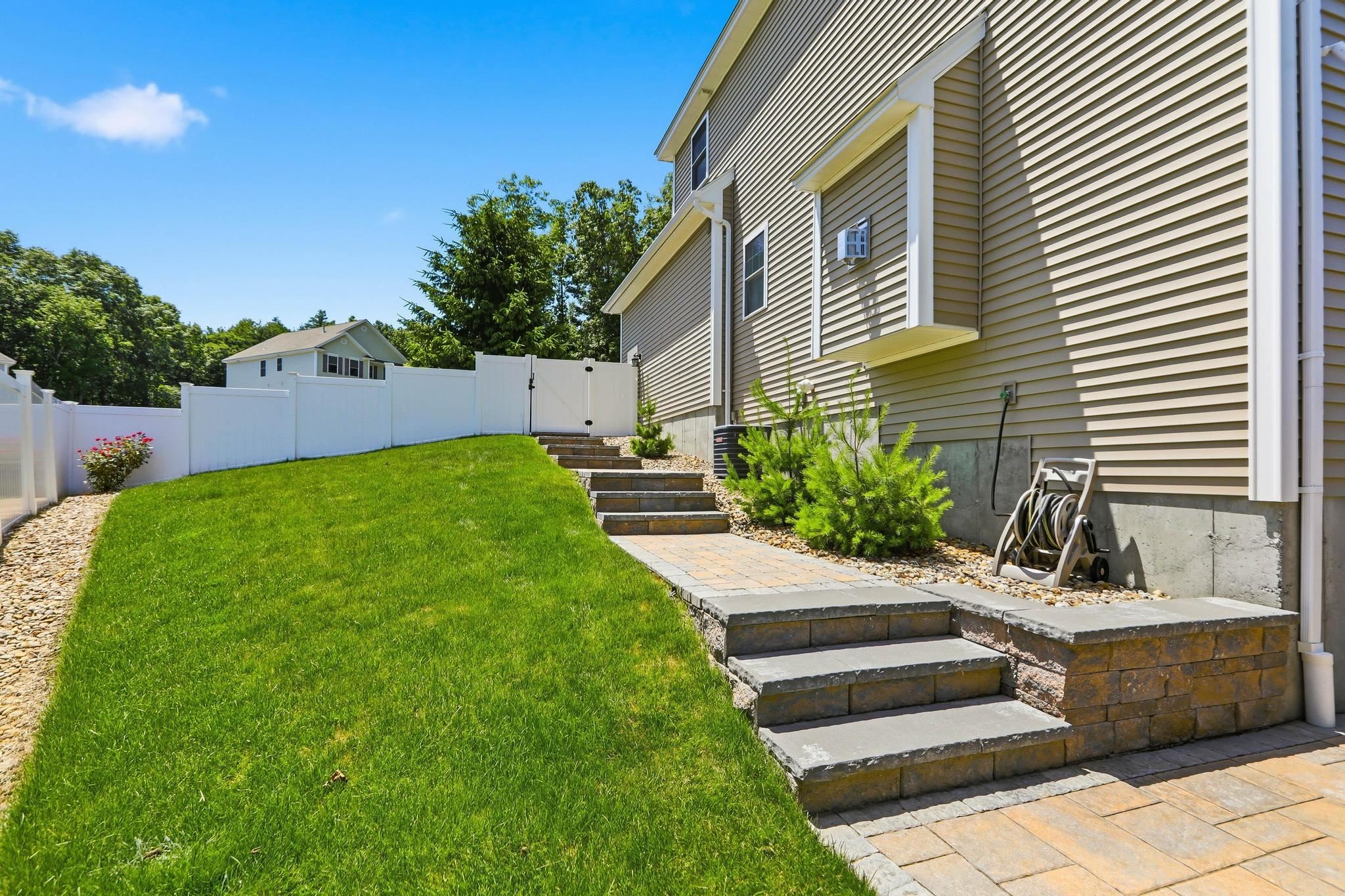 6 School House Rd, Londonderry, NH 03053