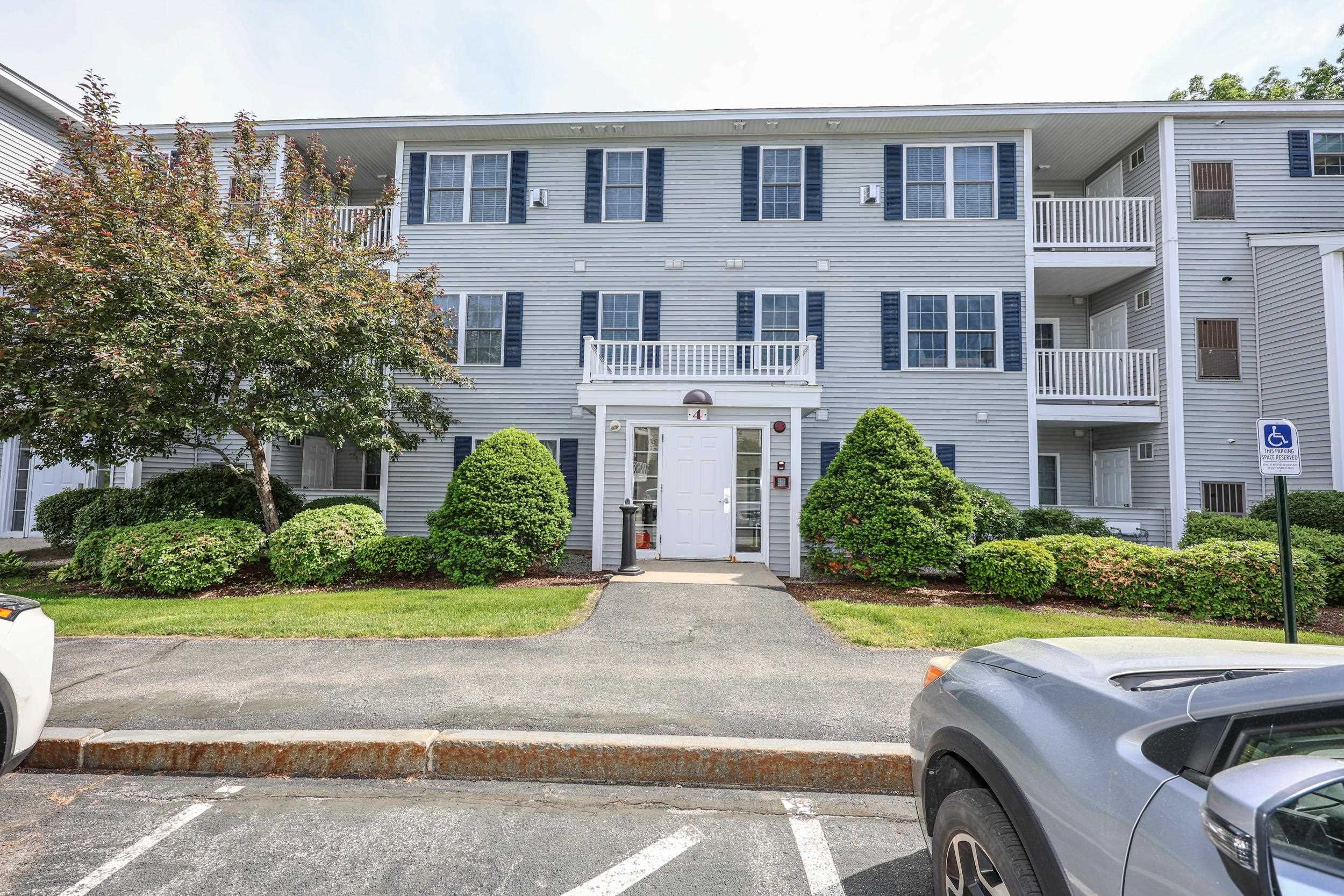 4 Crestview Cir #119, Londonderry, NH 03053