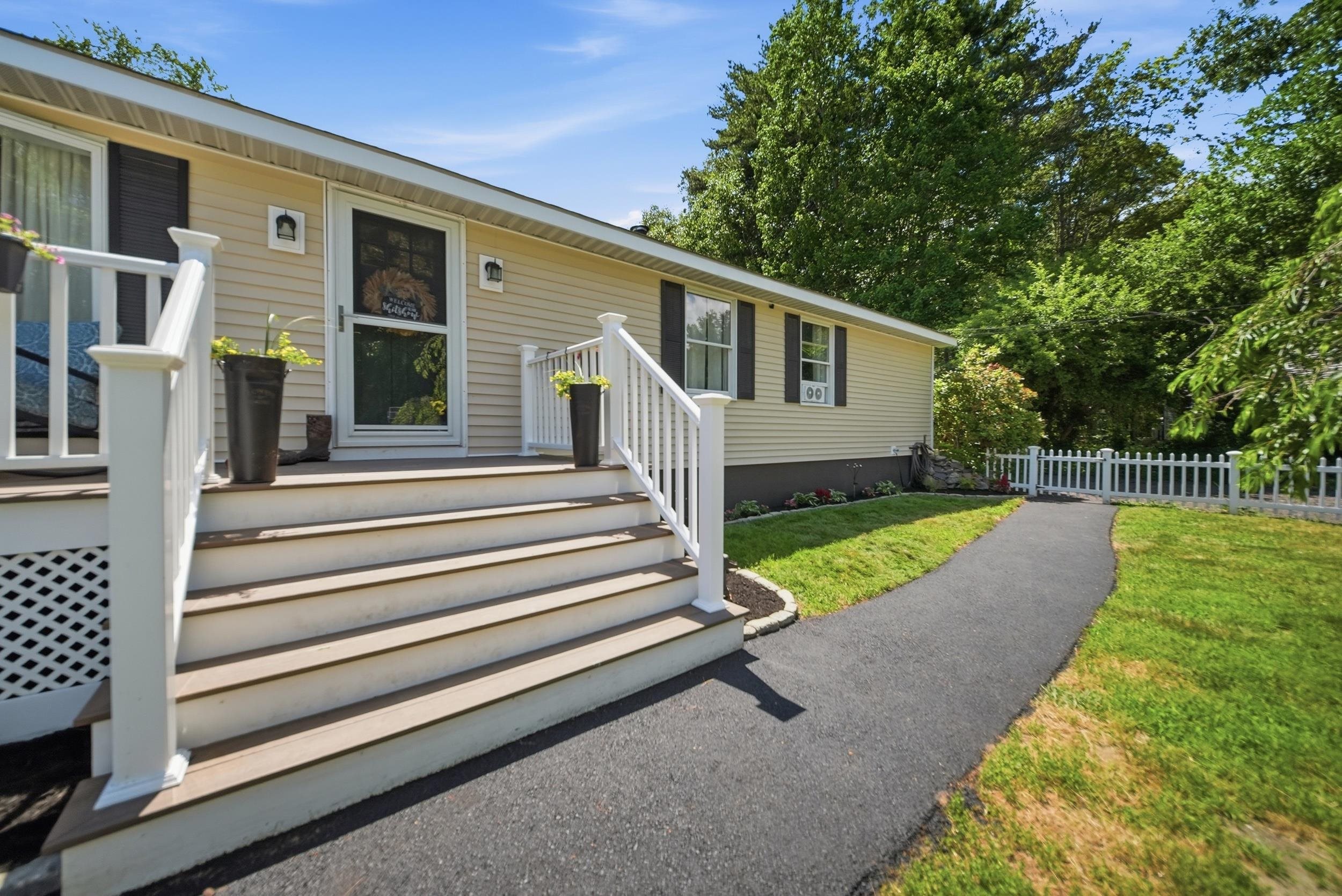 4b Whittier Dr, Seabrook, NH 03874