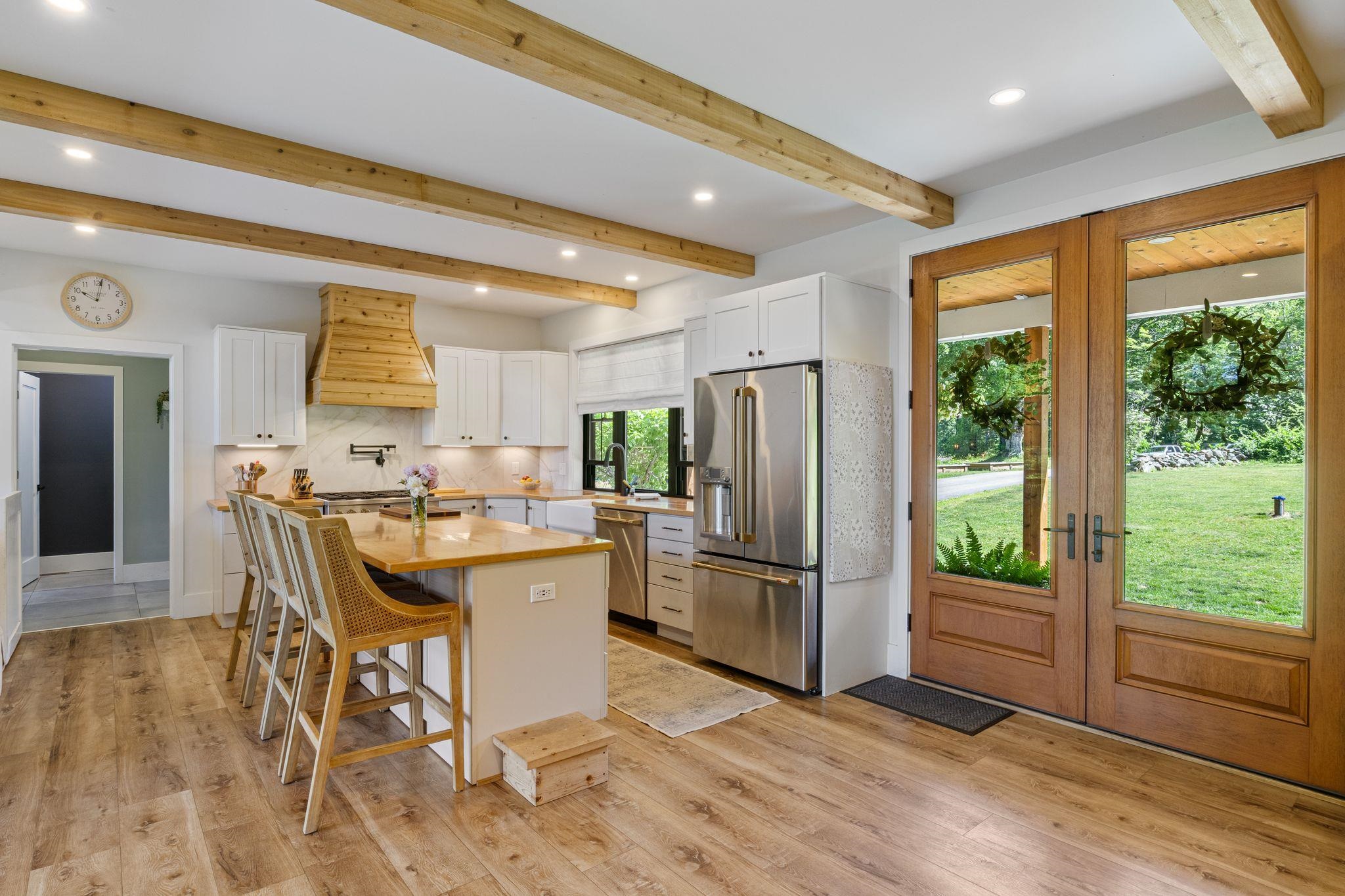 42 Old Centre Rd, Deerfield, NH 03037