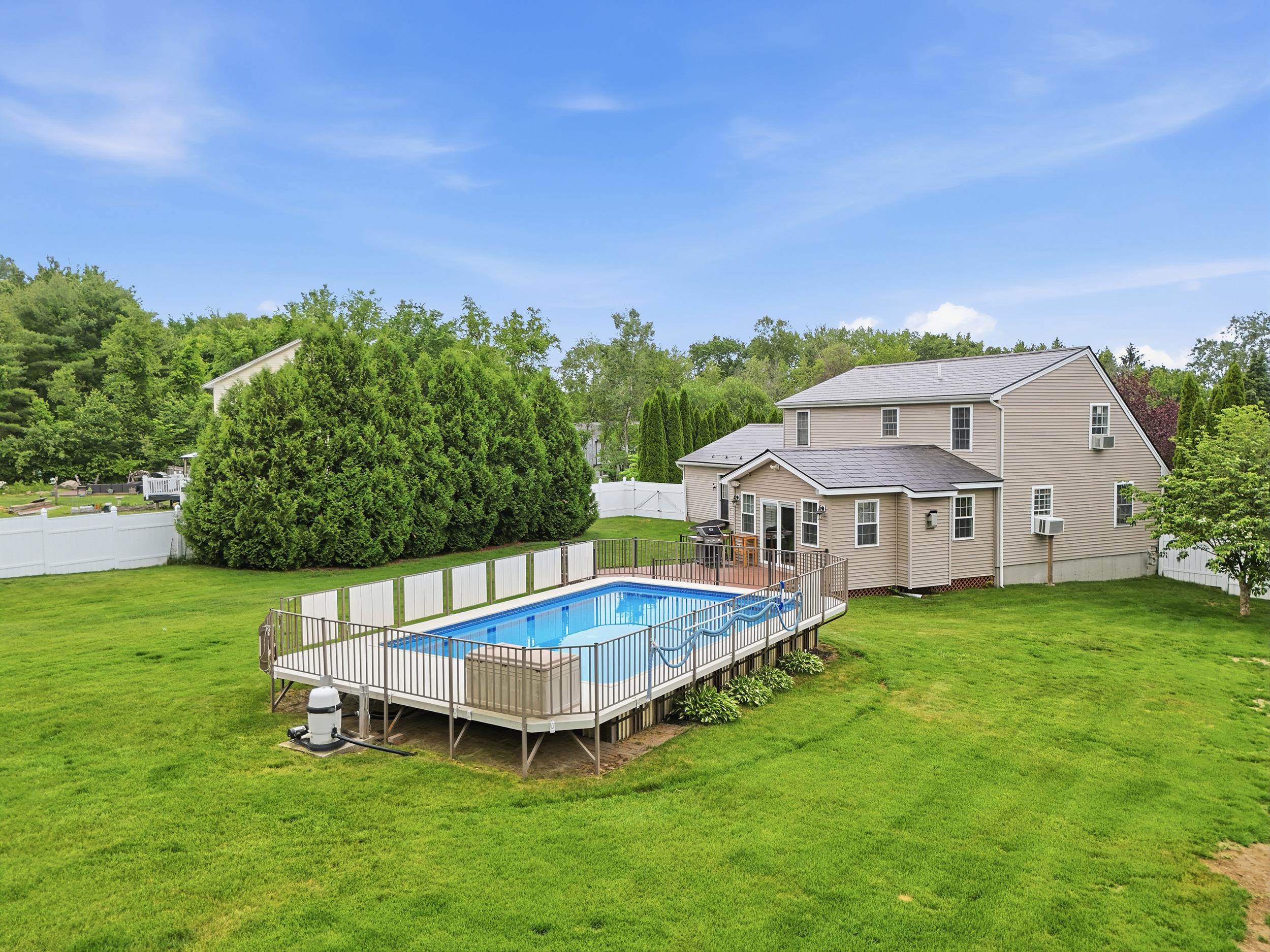 14 Brittany Cir, Pembroke, NH 03275