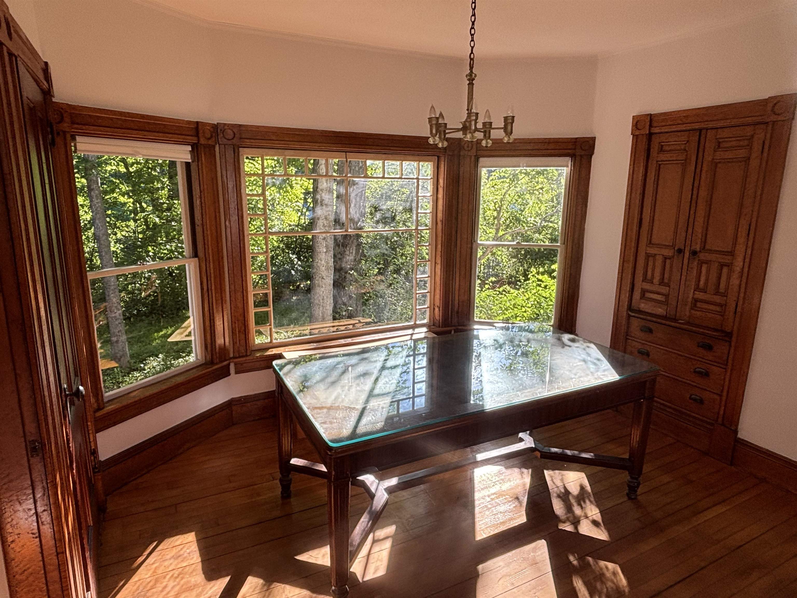 Dining room w/built-in