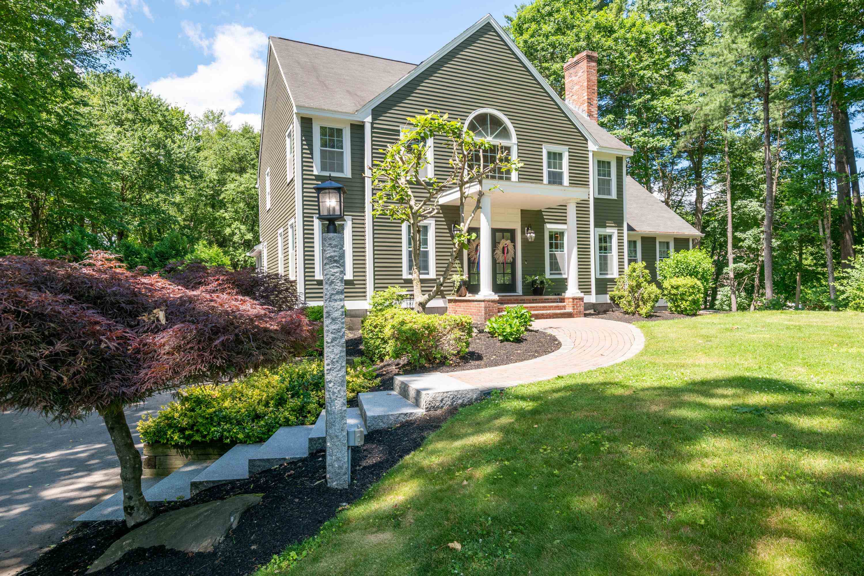 8 Coventry Ln, Derry, NH 03038