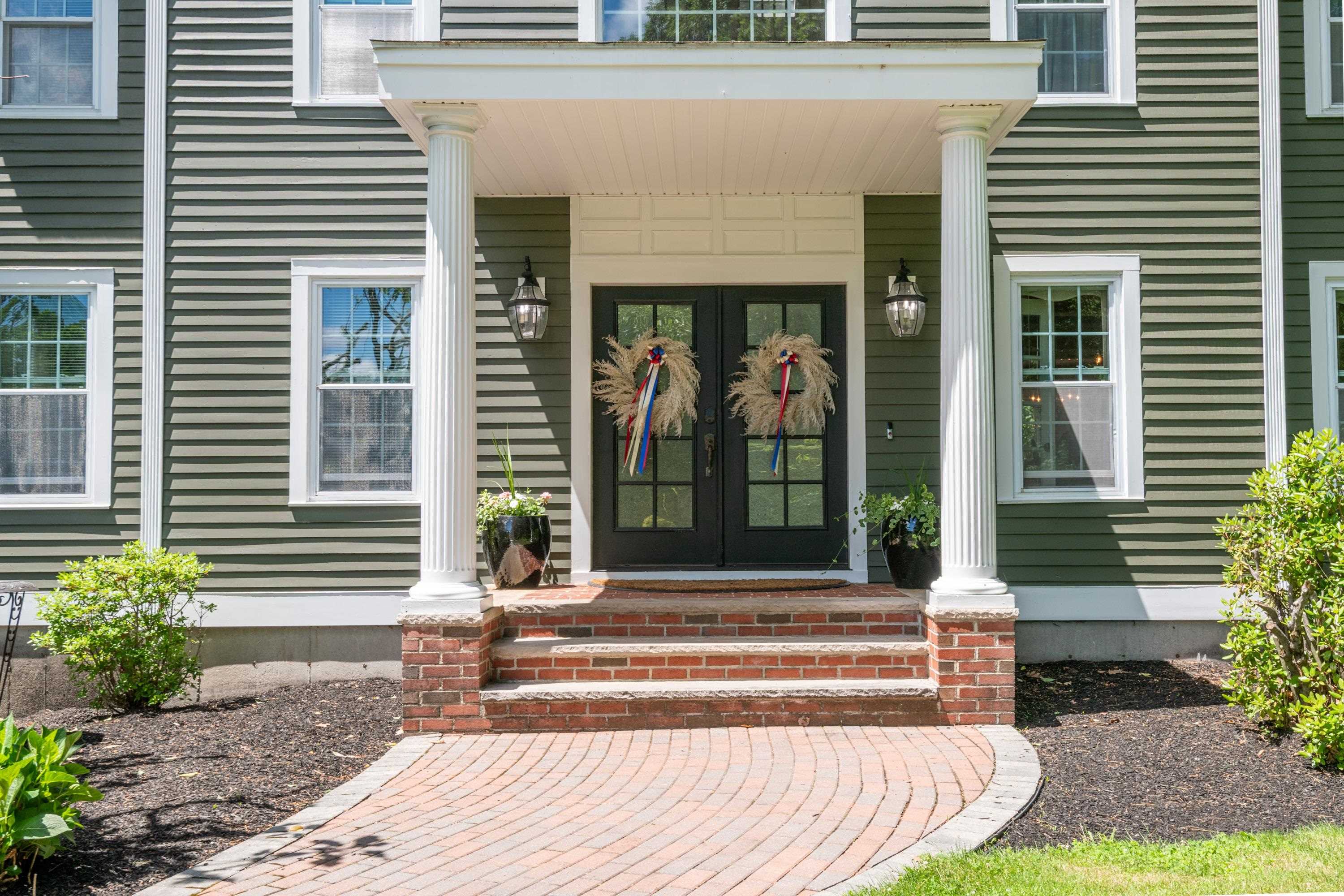8 Coventry Ln, Derry, NH 03038