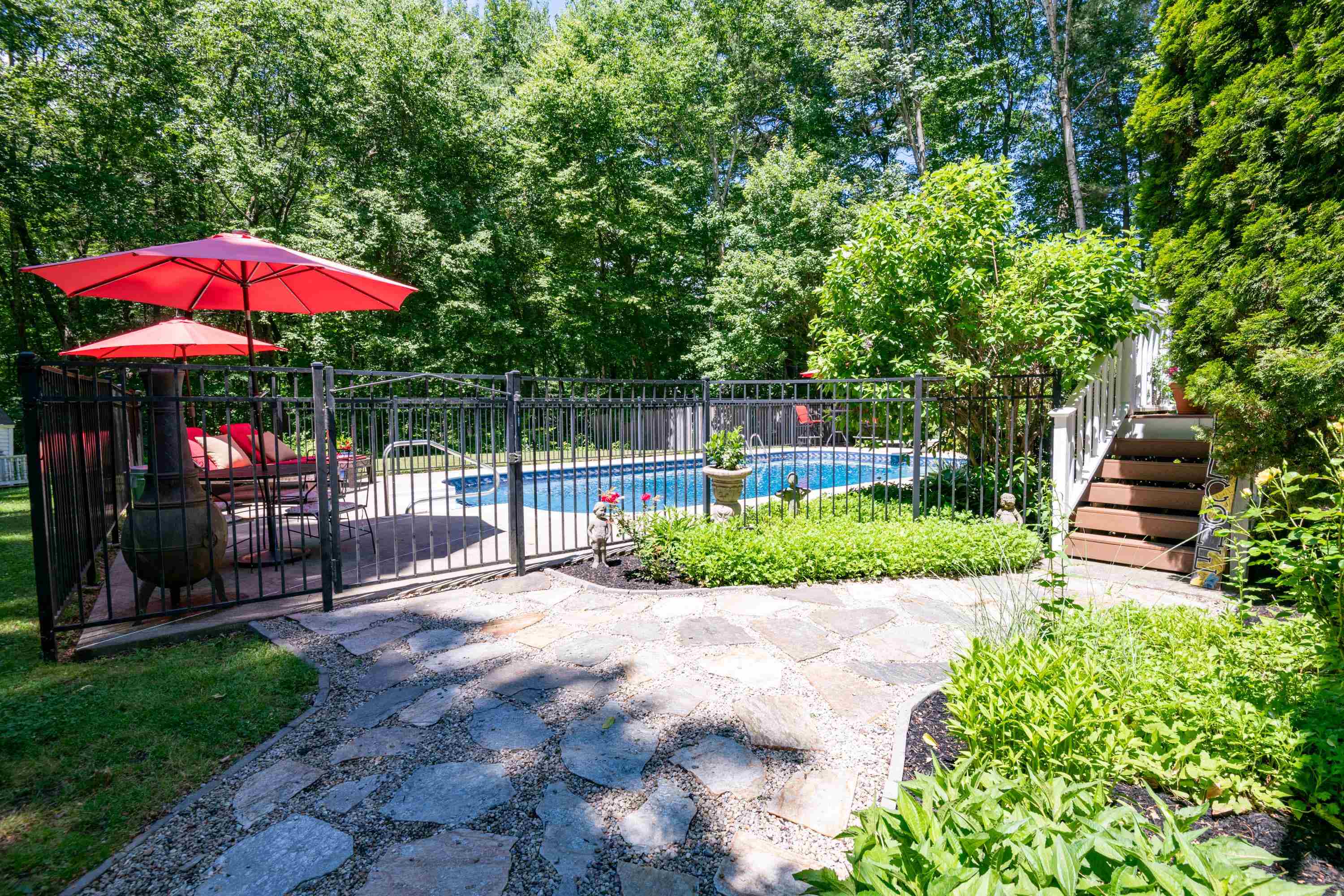8 Coventry Ln, Derry, NH 03038
