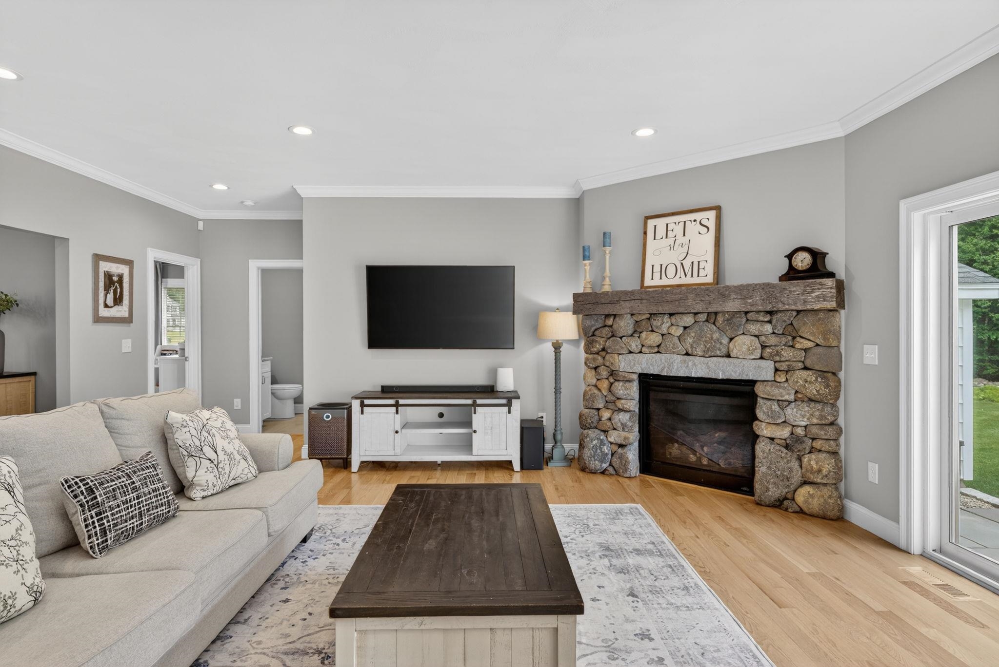 21 Walnut Hill Dr, Hooksett, NH 03106
