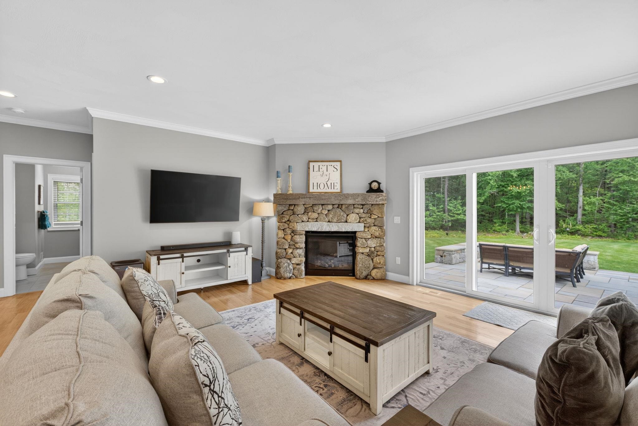 21 Walnut Hill Dr, Hooksett, NH 03106
