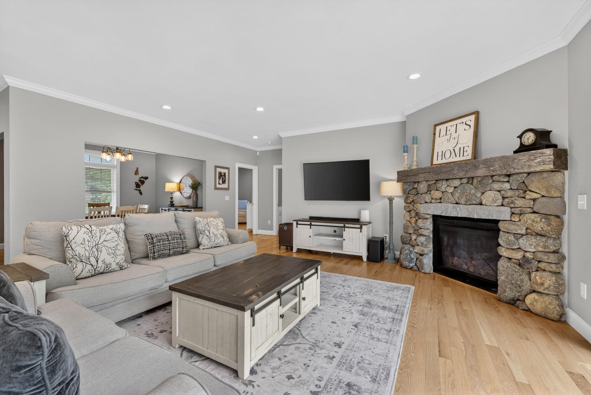 21 Walnut Hill Dr, Hooksett, NH 03106