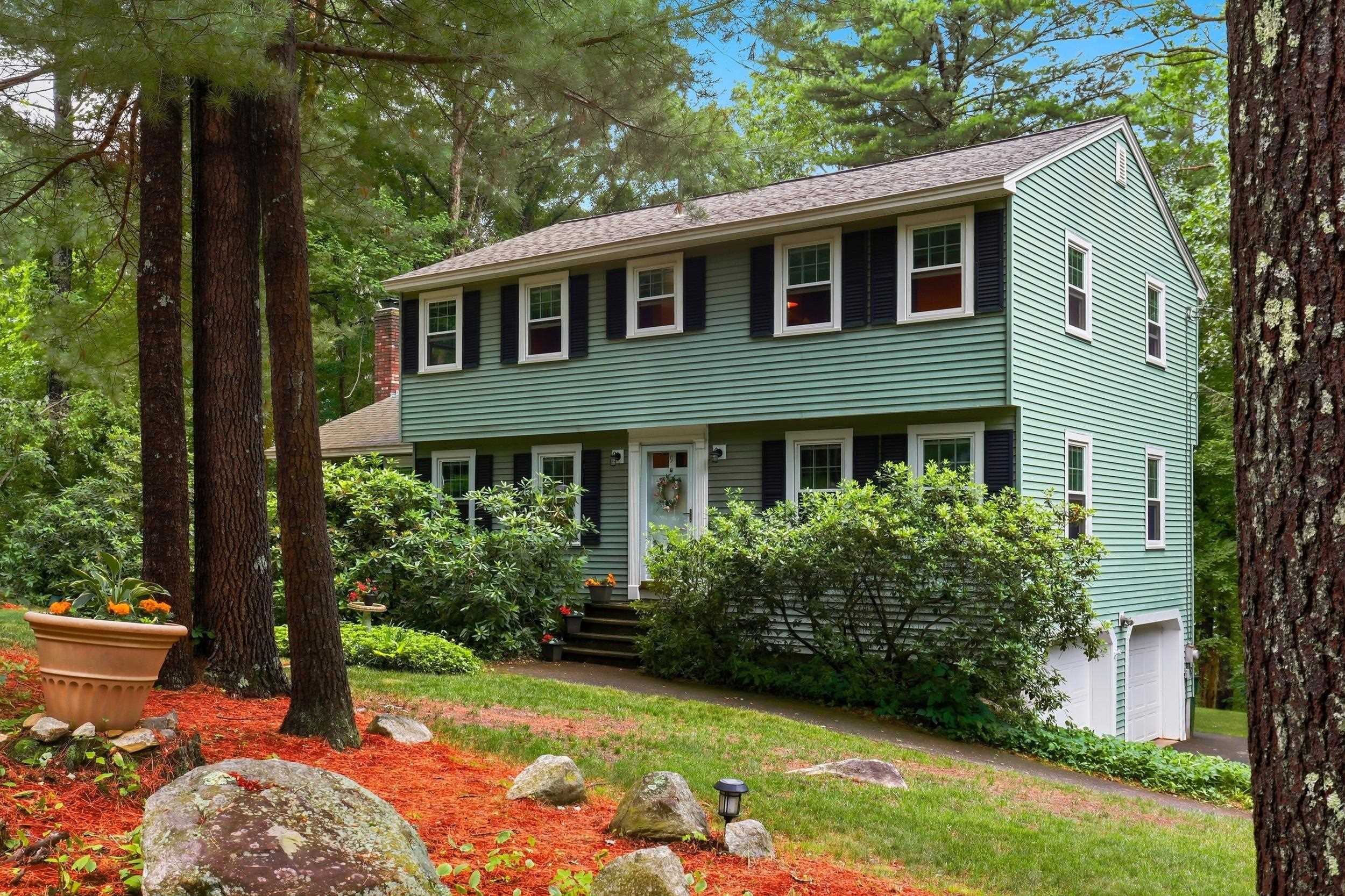 9 King Edward Dr, Londonderry, NH 03053