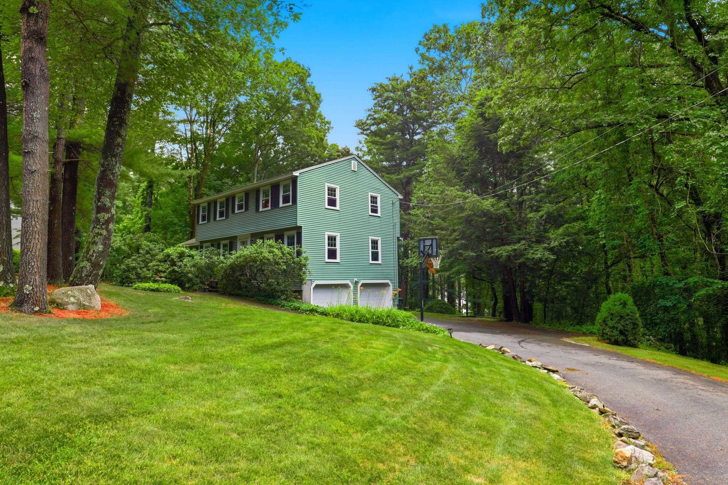 9 King Edward Dr, Londonderry, NH 03053
