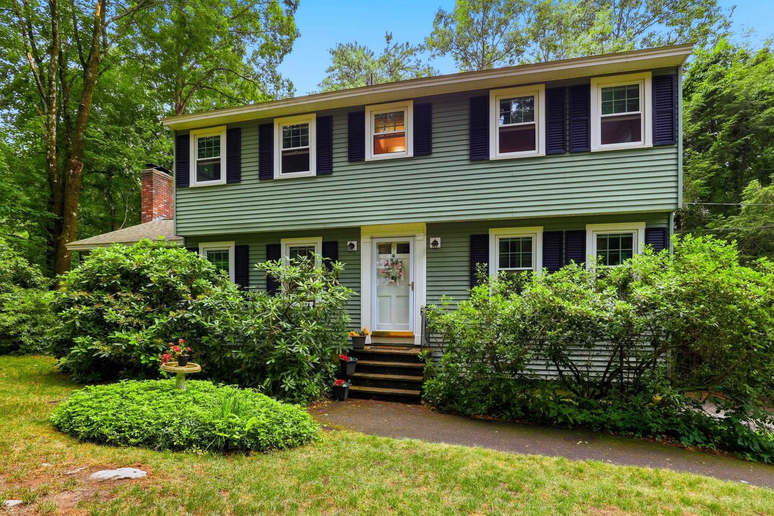 9 King Edward Dr, Londonderry, NH 03053