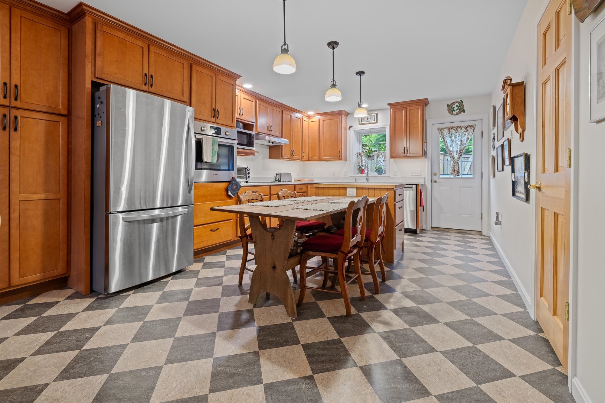 Spacious kitchen with door to back deck 25614918