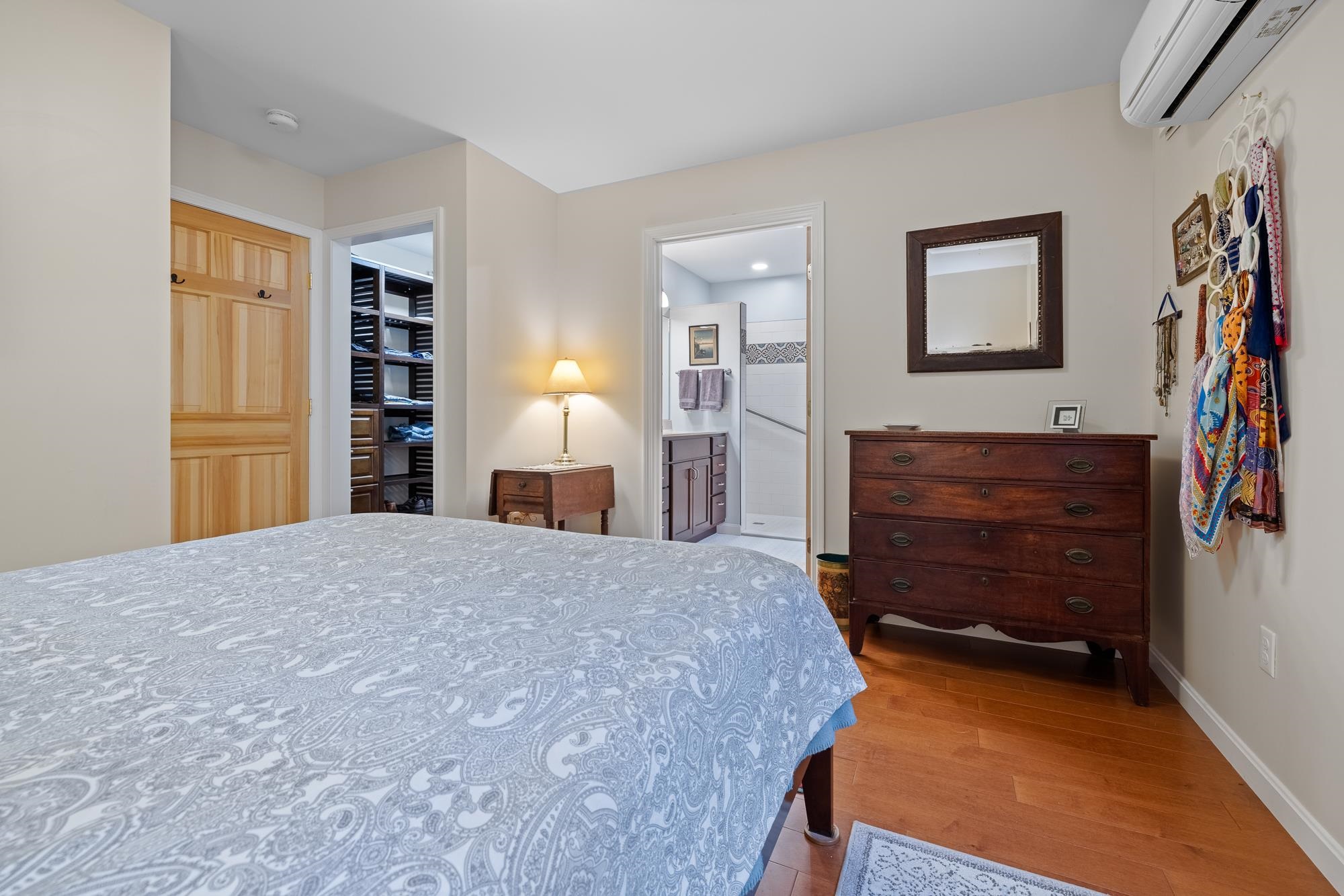1st floor main bedroom 25614928