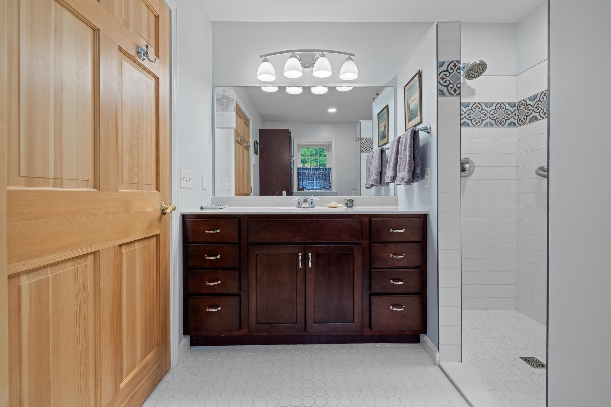 Ensuite bathroom 25614929