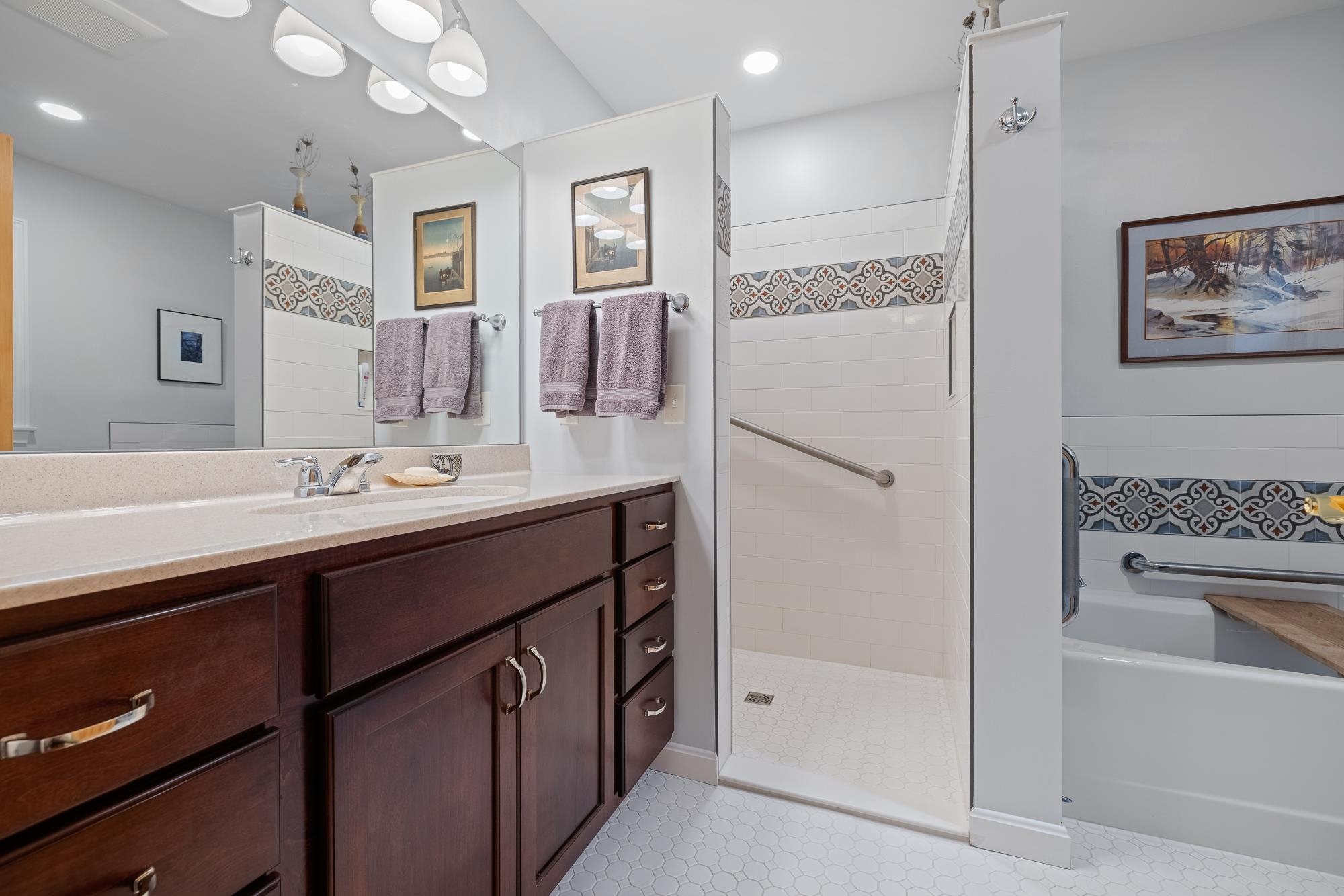 Primary Bathroom 25614930