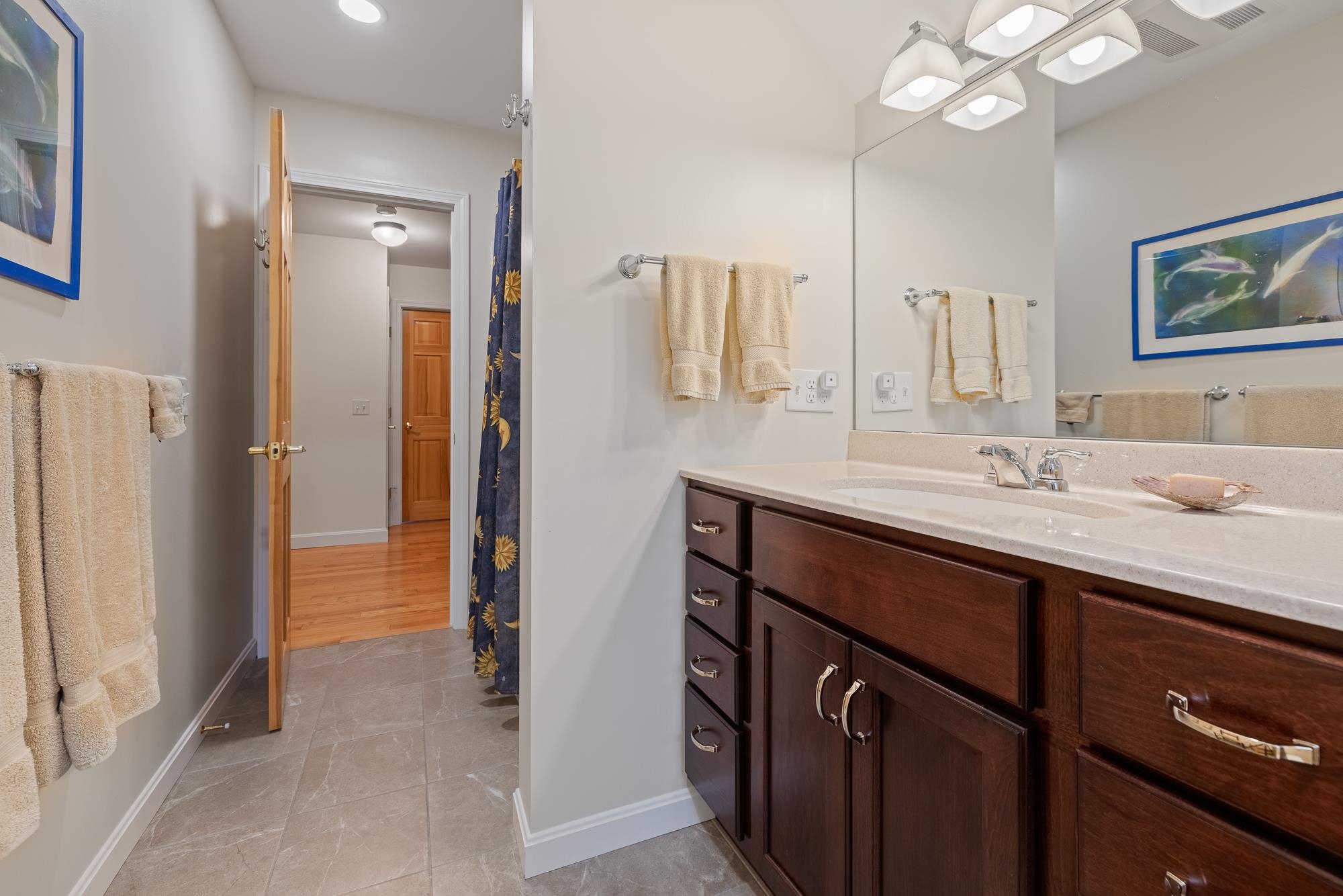 Upstairs Bathroom 25614961