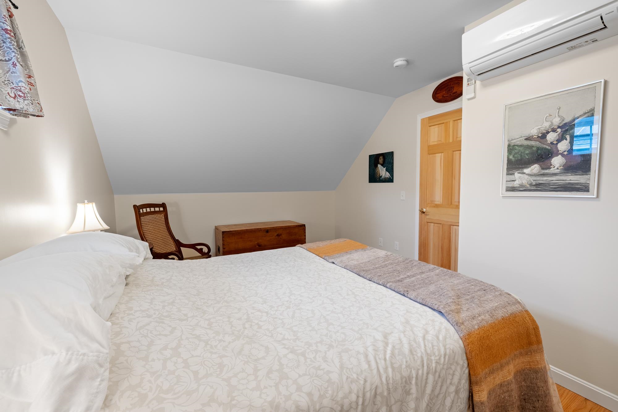 2nd floor office or guest room 25614974