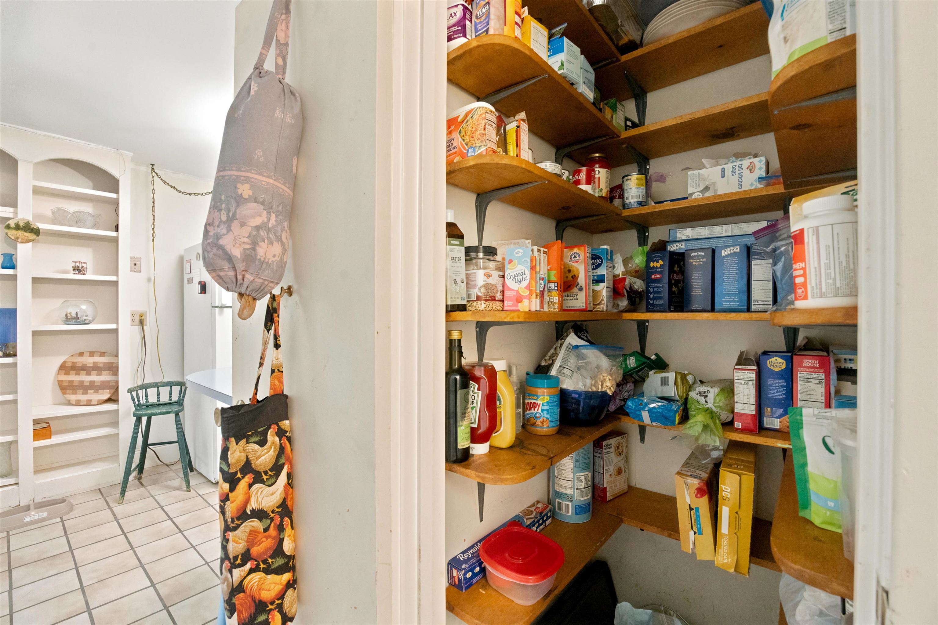 Kitchen Pantry 25618922