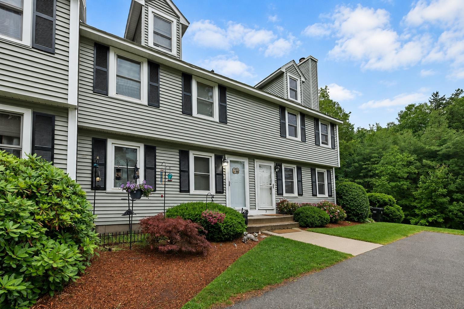 3 Albury Stone Cir, Nashua, NH 03063