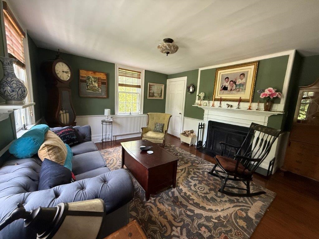 Wide Pine Floors 25529472