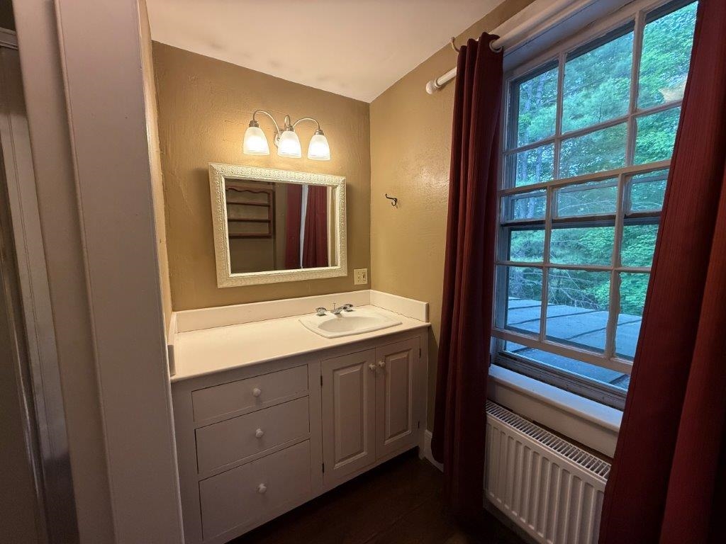 Second Floor Bathroom 25529492