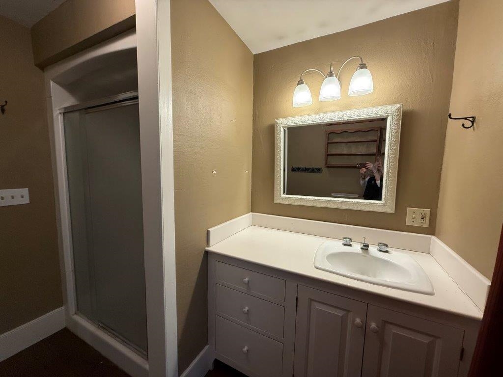 Second Floor Bathroom 25529494