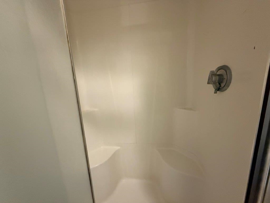 Second Floor Bathroom 25529493